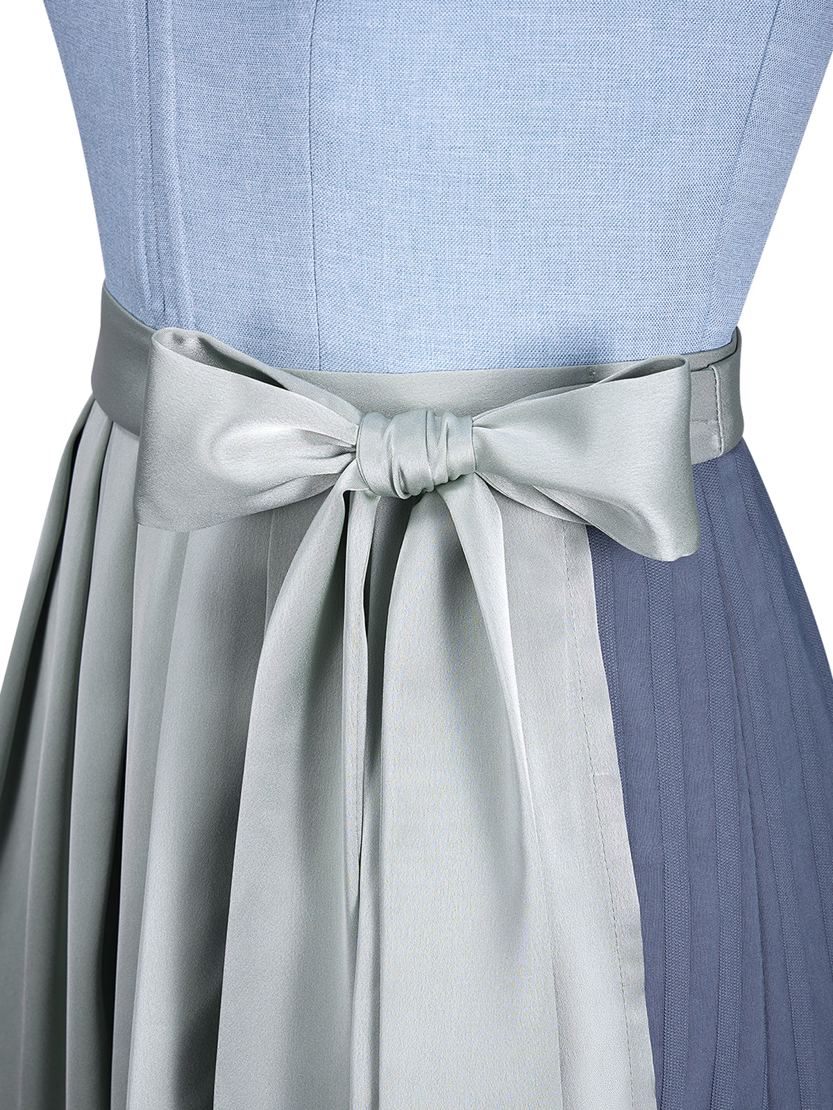 Dirndl Mandl im traditionellen Trachtenstil in Blau