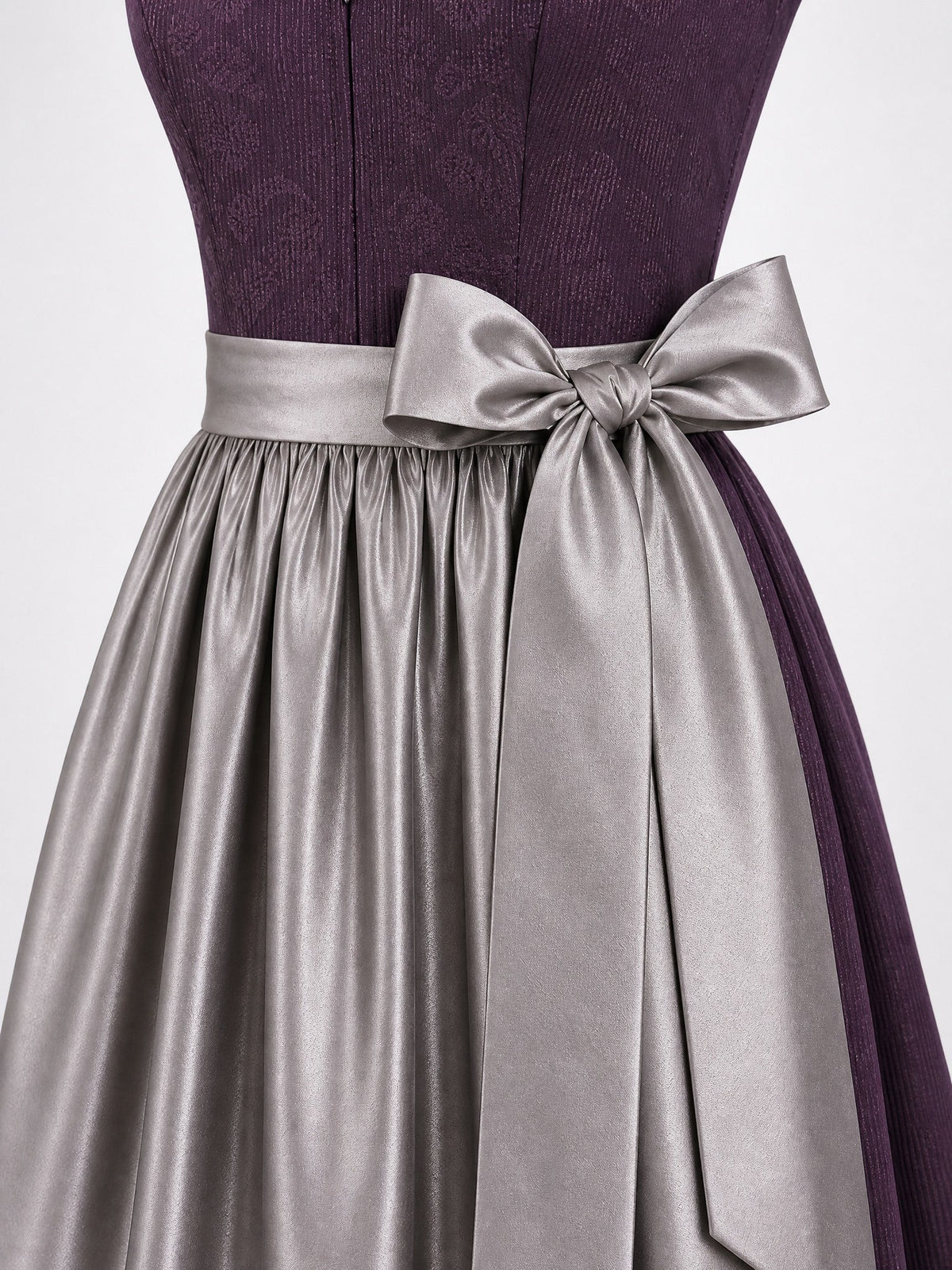 Dirndl Helena in Aubergine mit Perlgrau Schürze - Detailansicht Taille und Schleife