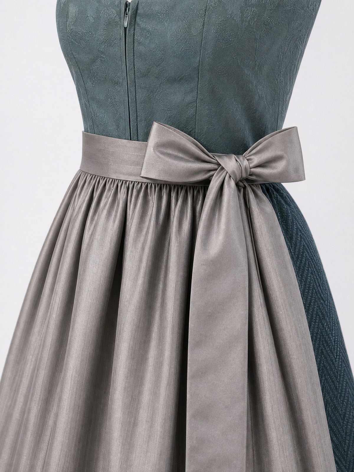Dirndl Nora in Rauchpetrol mit Pewtergrau Schürze - Detailansicht Taille und Schleife