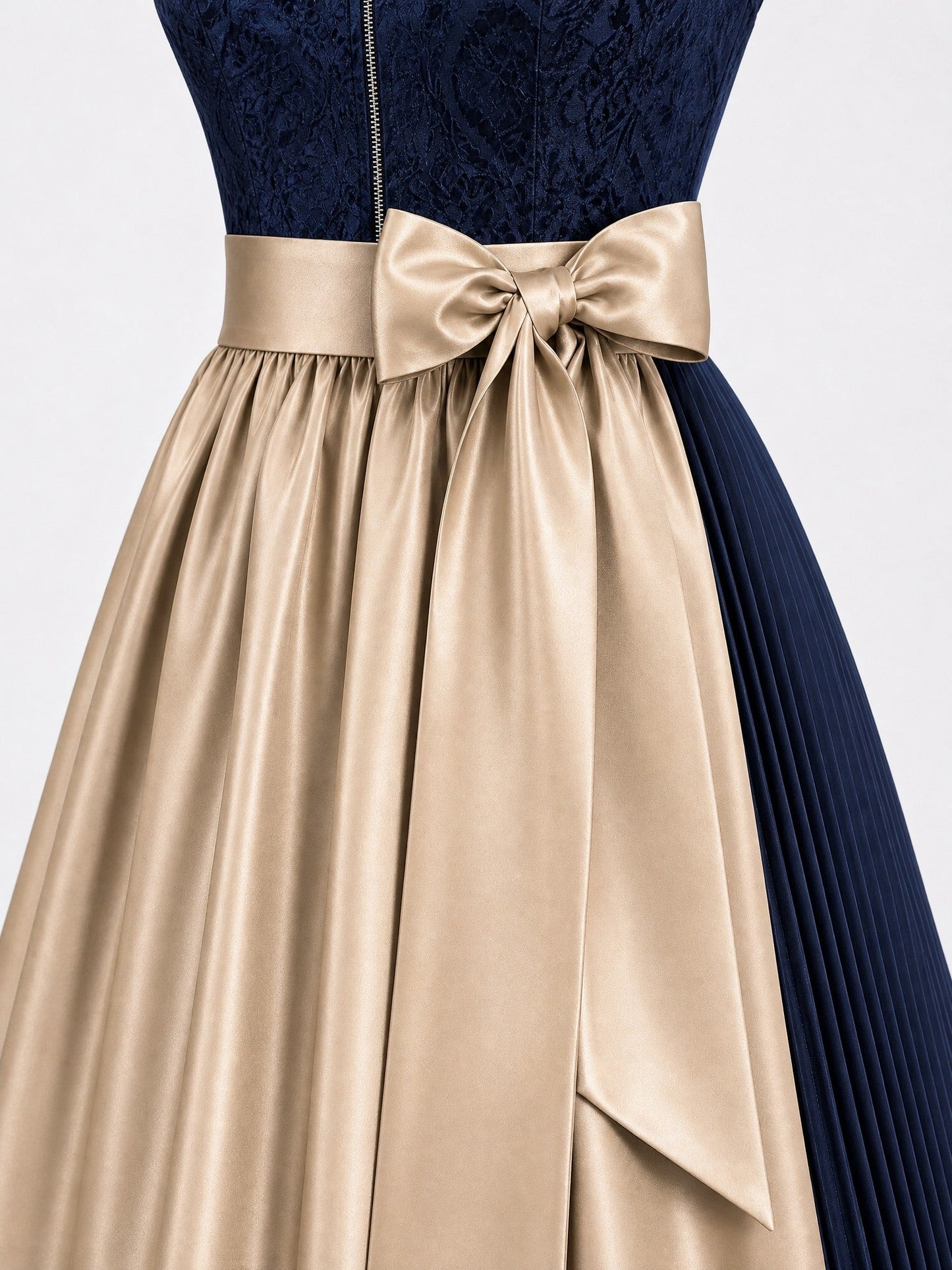 Dirndl Ilvy in Mitternachtsblau mit Champagner Schürze - Detailansicht Taille und Schleife
