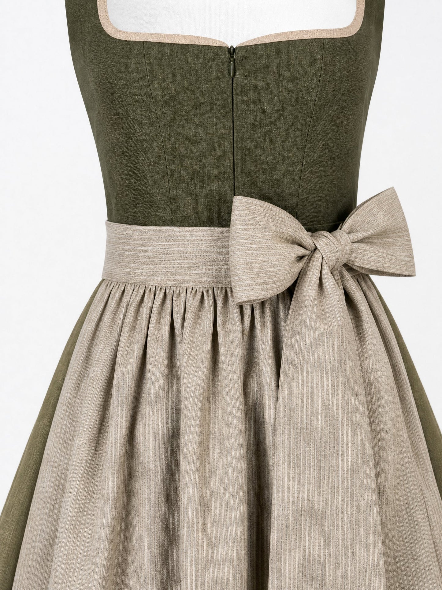 Dirndl Ronja in Dunkeloliv mit Flachs Schürze - Detailansicht Taille und Schleife