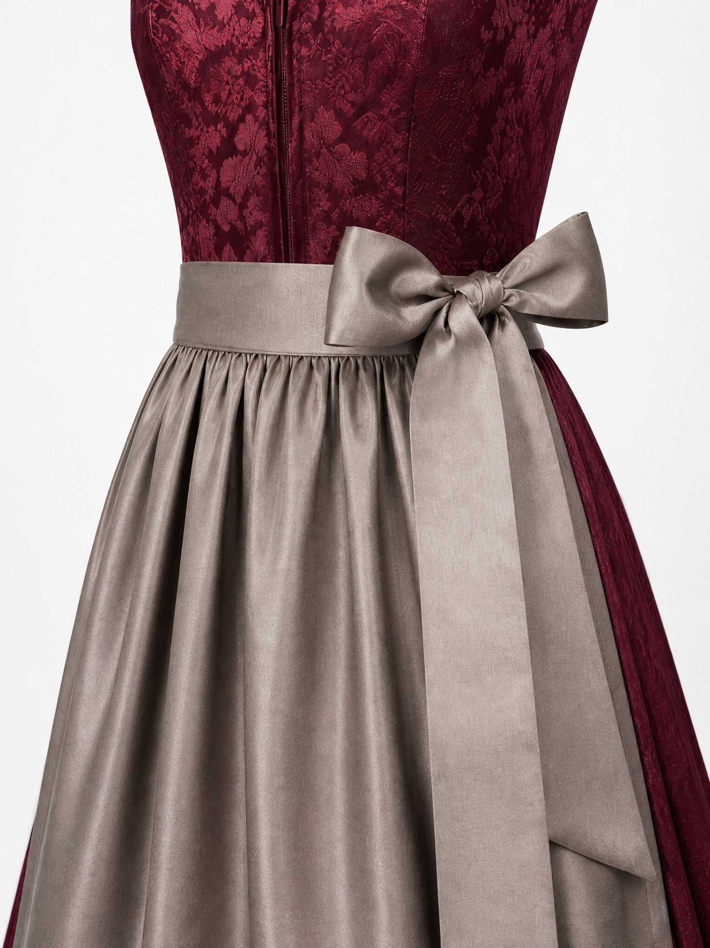 Dirndl Mathilda in Weinrot mit Taupe Schürze - Detailansicht Taille und Schleife