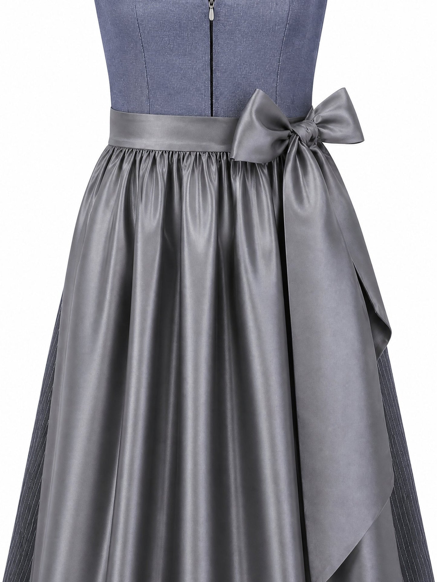 Dirndl Amelia in Stahlblau mit Sturmgrau Schürze - Detailansicht Taille und Schleife
