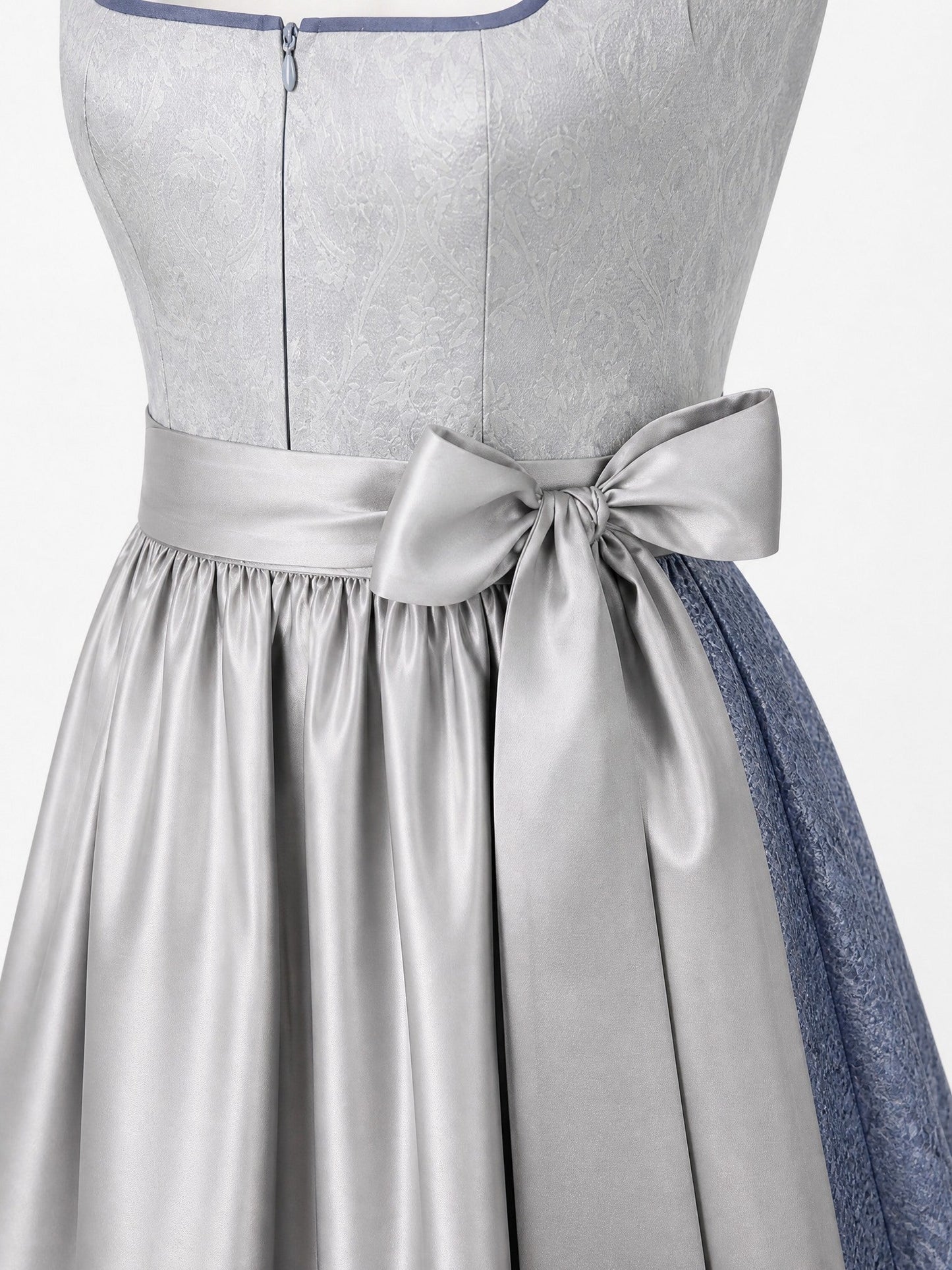 Dirndl Klara in Silberblau mit Perlgrau Schürze - Detailansicht Taille und Schleife