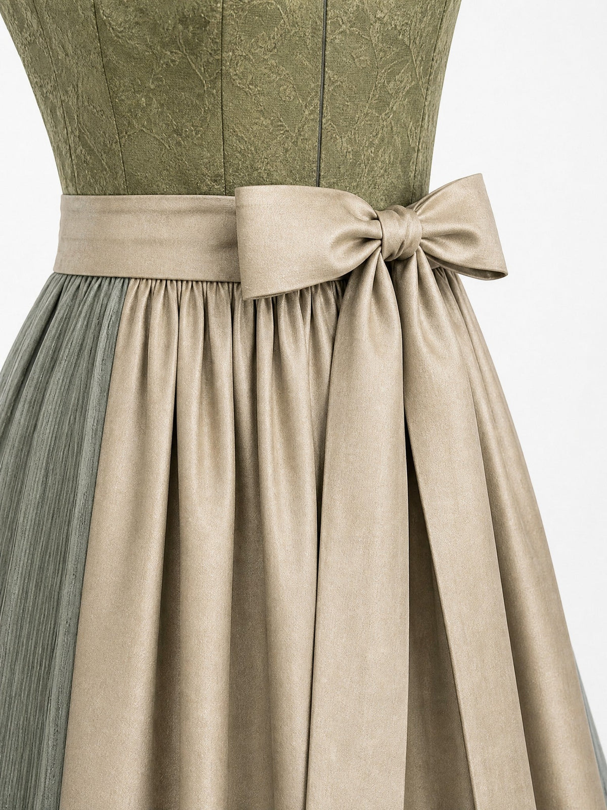 Dirndl Mathilda in Moosgrün mit Warmer Sand Schürze - Detailansicht Taille und Schleife