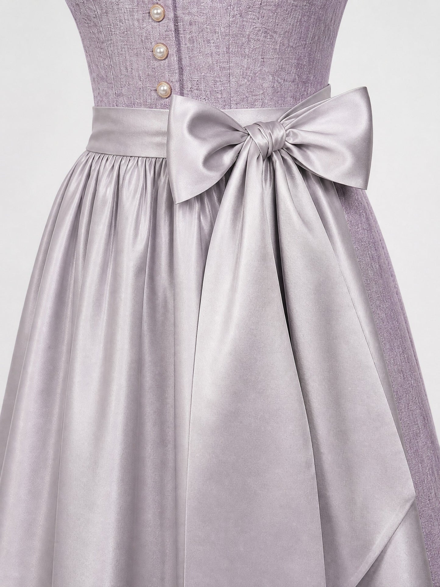 Dirndl Vera in Rauchflieder mit Perlgrau Schürze - Detailansicht Taille und Schleife