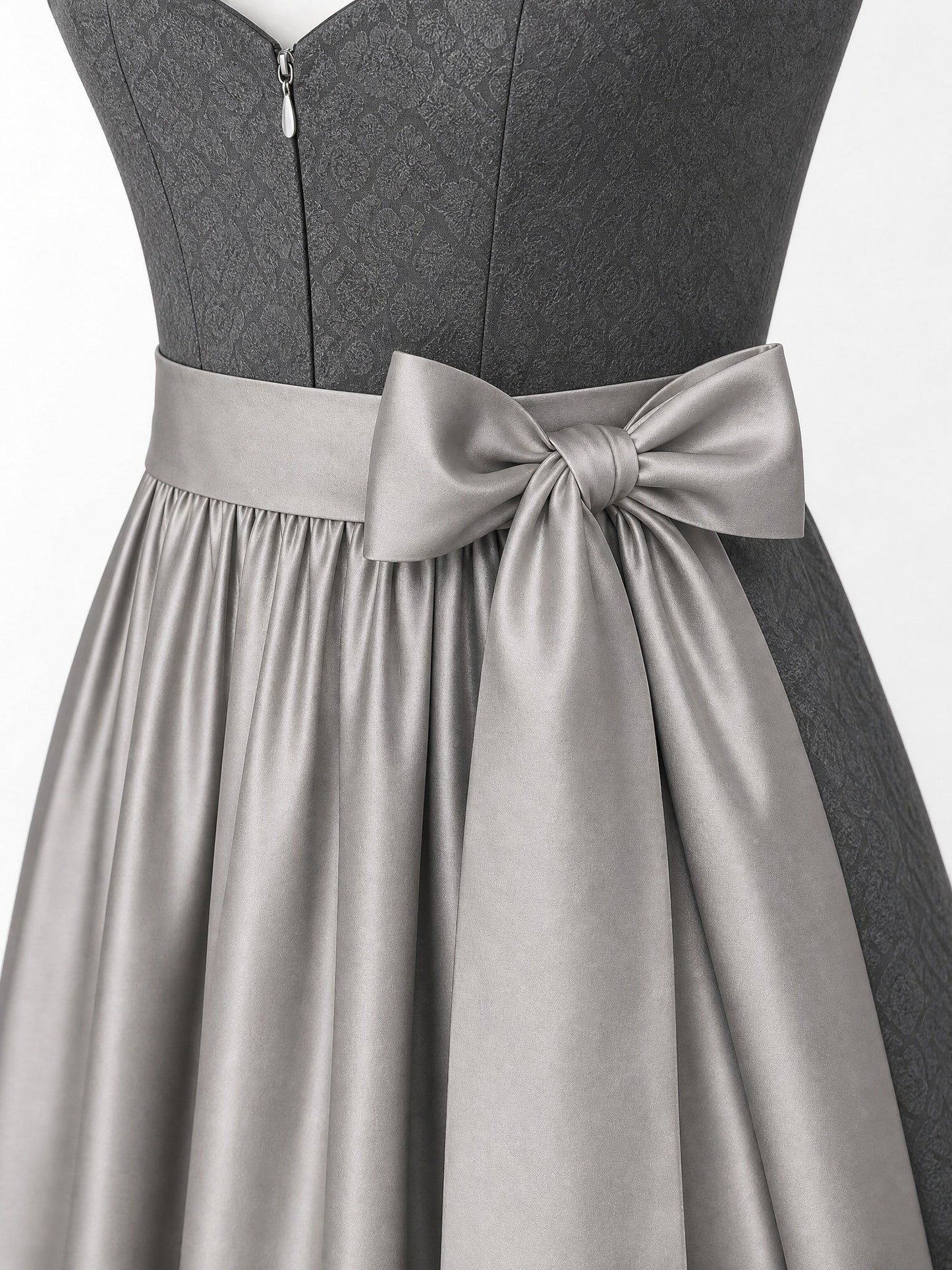 Dirndl Mina in Graphit mit Perlgrau Schürze - Detailansicht Taille und Schleife