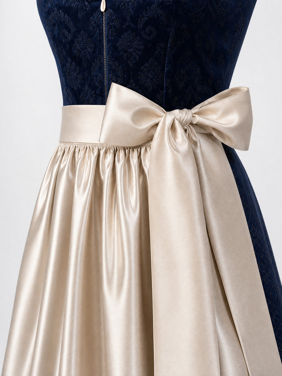 Dirndl Lena in Mitternachtsblau mit Champagner Schürze - Detailansicht Taille und Schleife