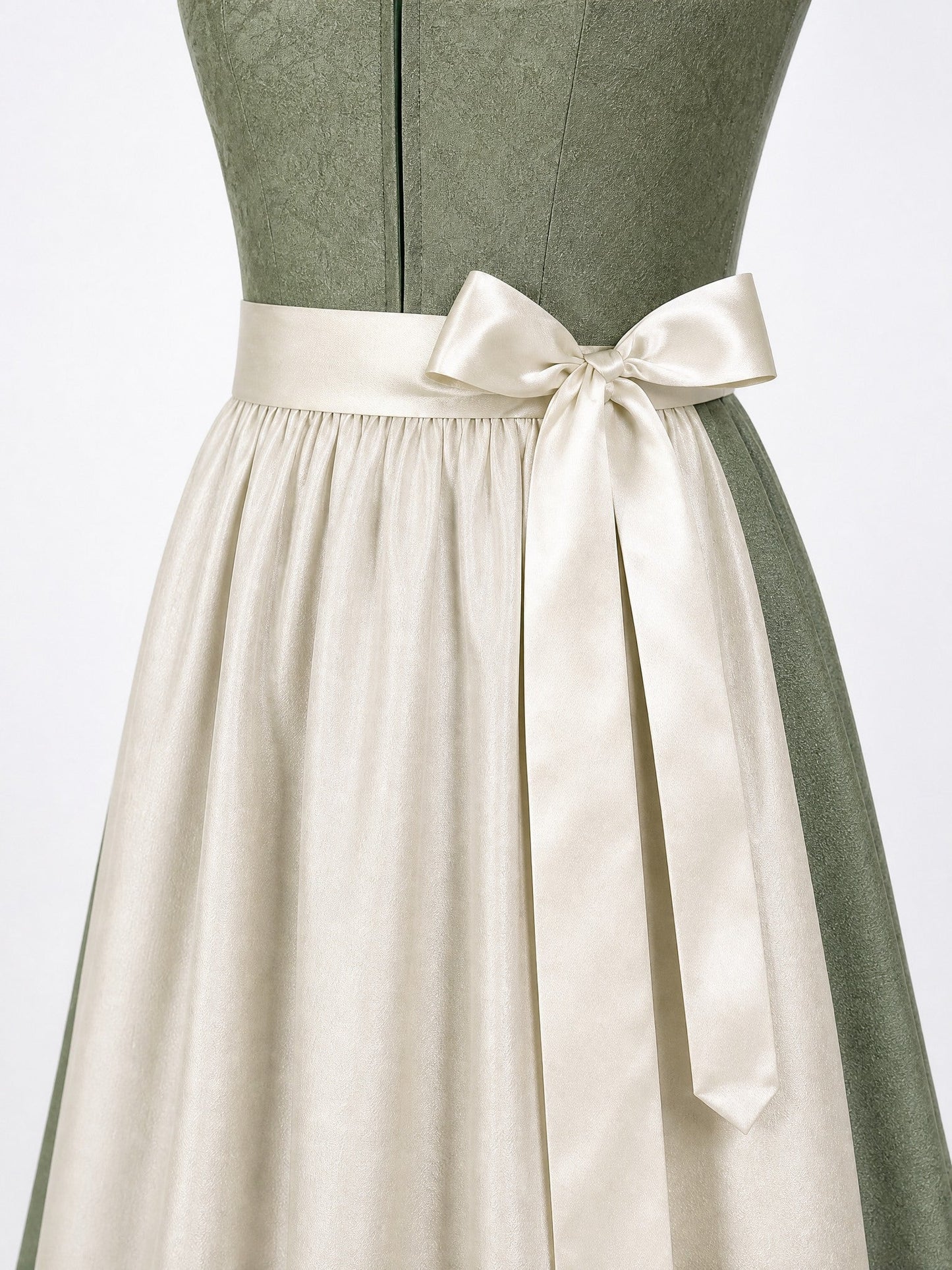 Dirndl Romy in Mineralgrün mit Elfenbein Schürze - Detailansicht Taille und Schleife