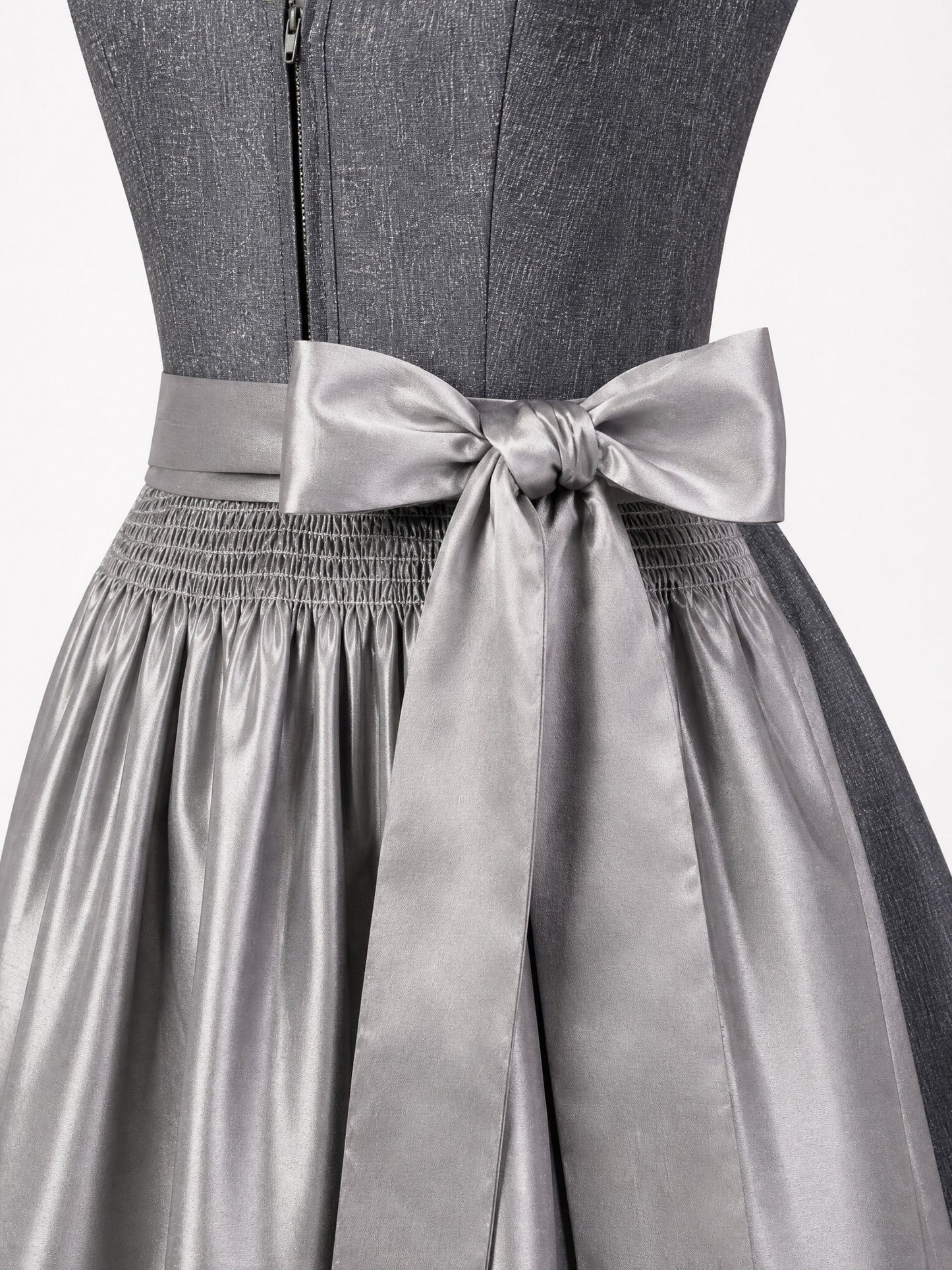 Dirndl Sophia in Graphit mit Perlgrau Schürze - Detailansicht Taille und Schleife