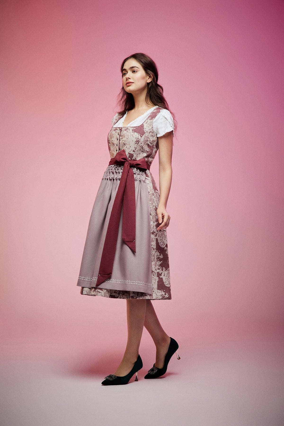 Dirndl Nellie im traditionellen Trachtenstil