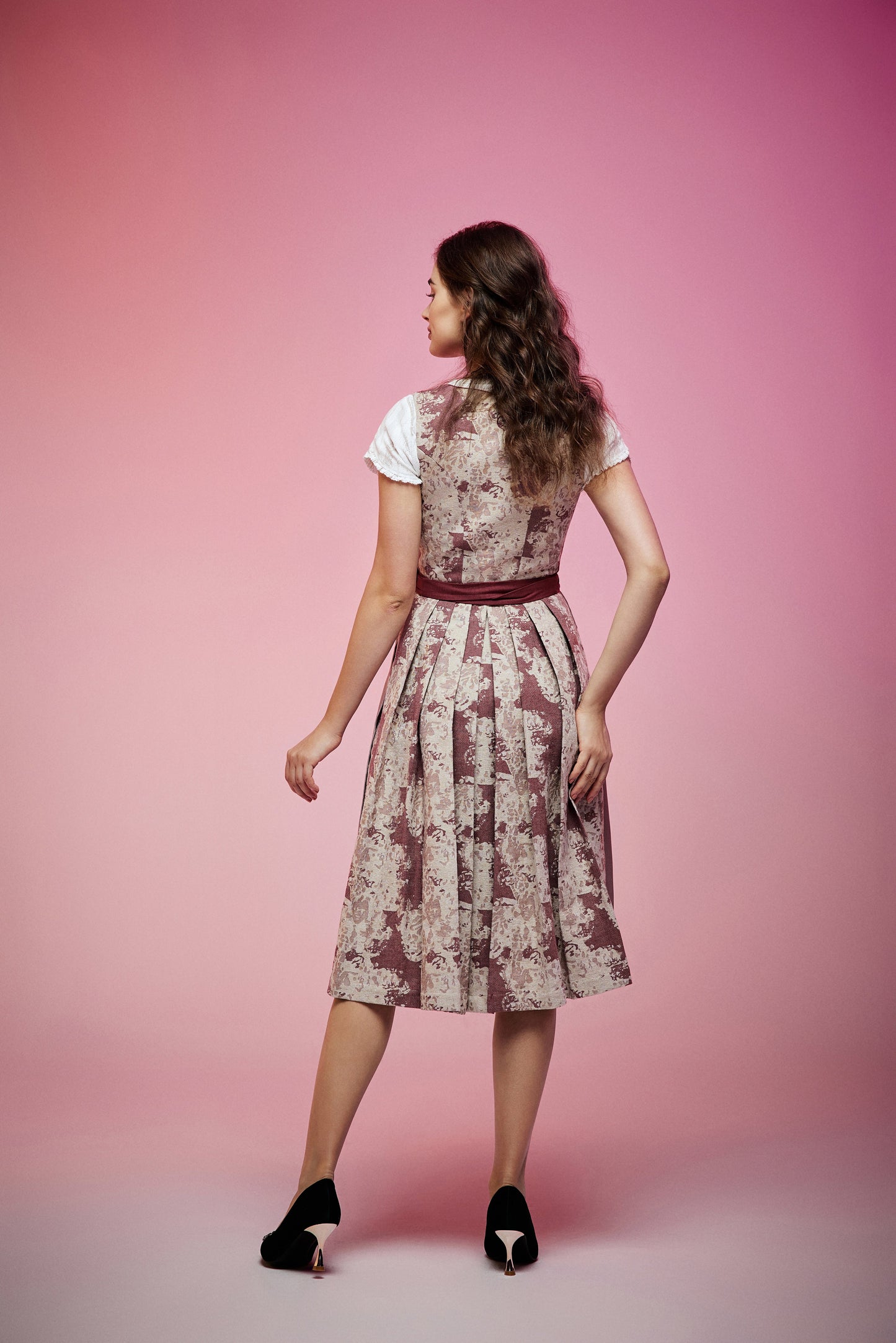 Dirndl Nellie im traditionellen Trachtenstil