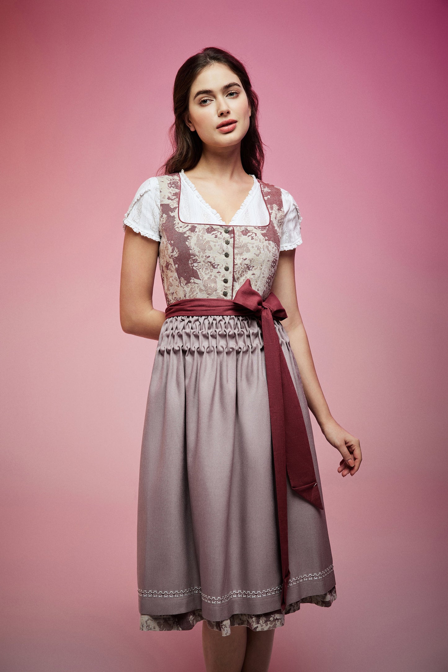 Dirndl Nellie im traditionellen Trachtenstil