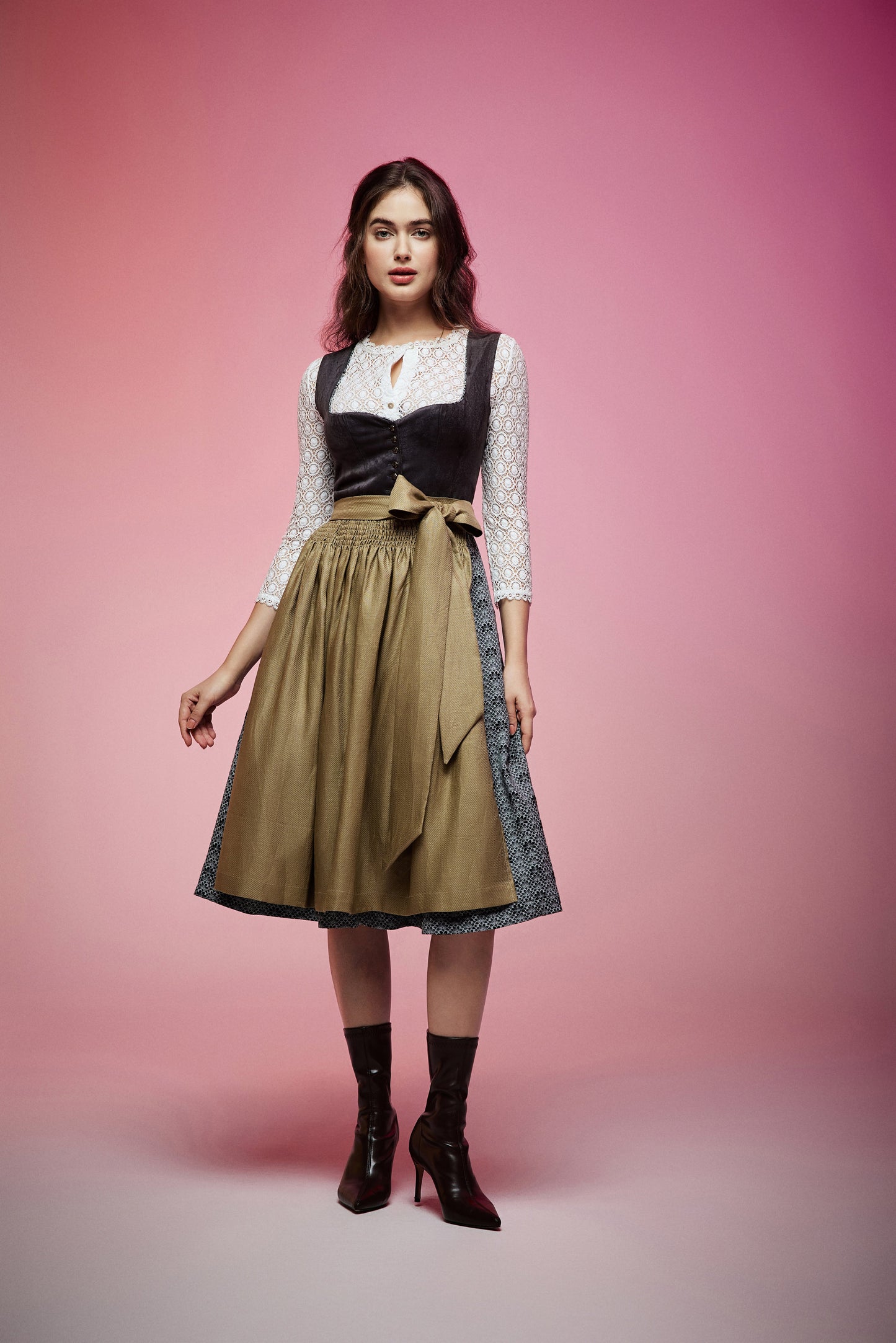 Trachtenkleid Leah In Grau mit elegantem Design