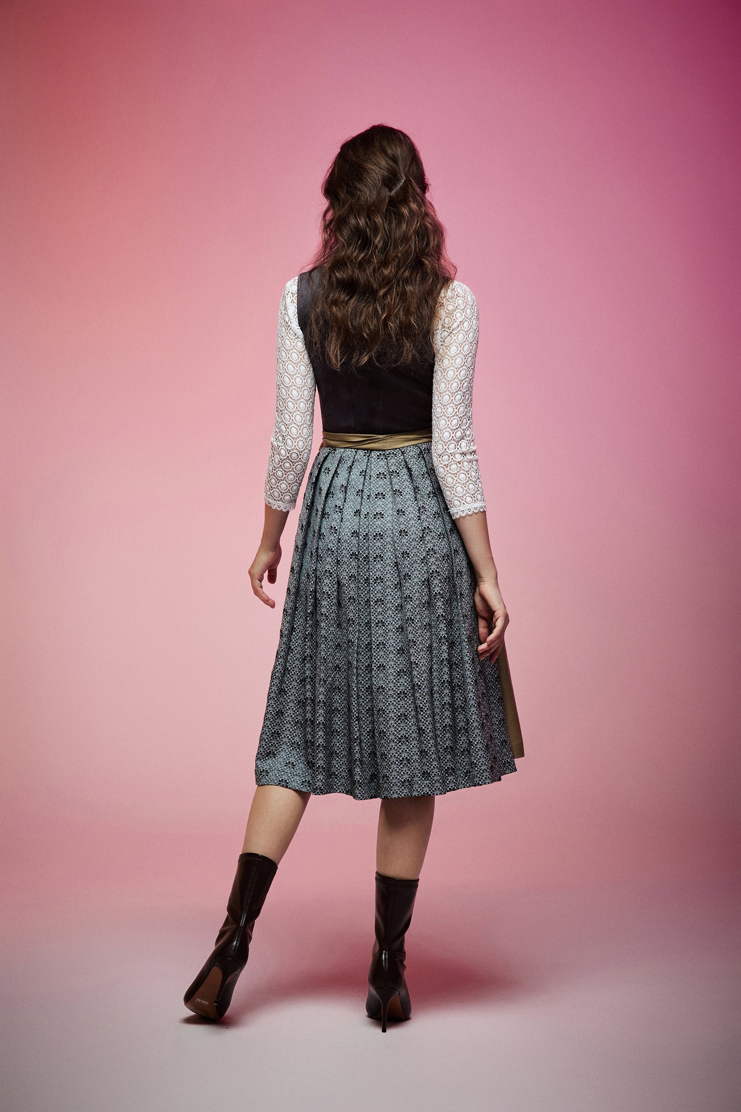 Trachtenkleid Leah In Grau mit elegantem Design