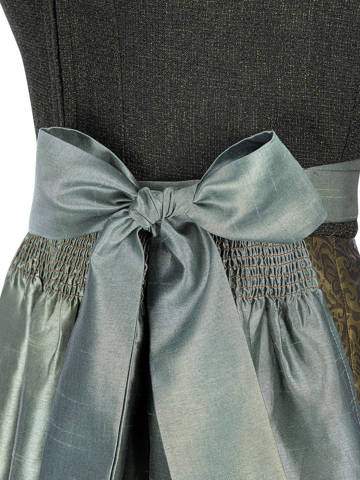 Dirndl Dora im traditionellen Trachtenstil in Grün