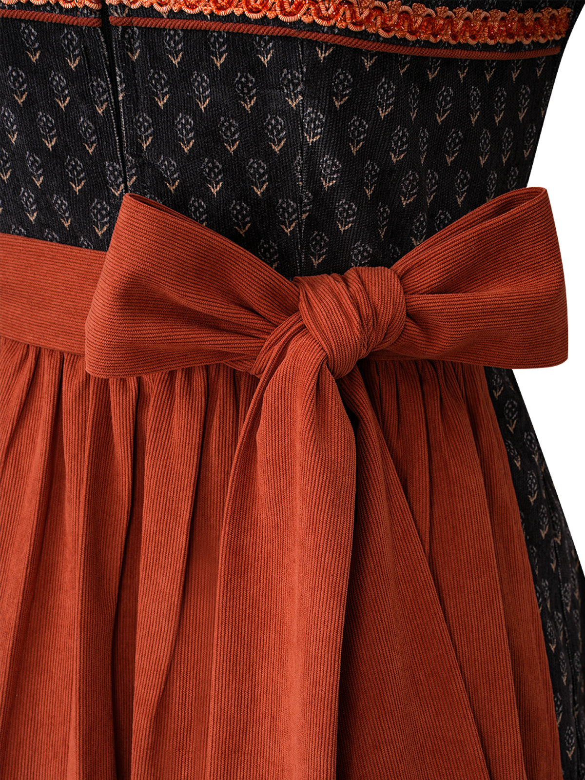 Dirndl Kitty im traditionellen Trachtenstil in Schwarz