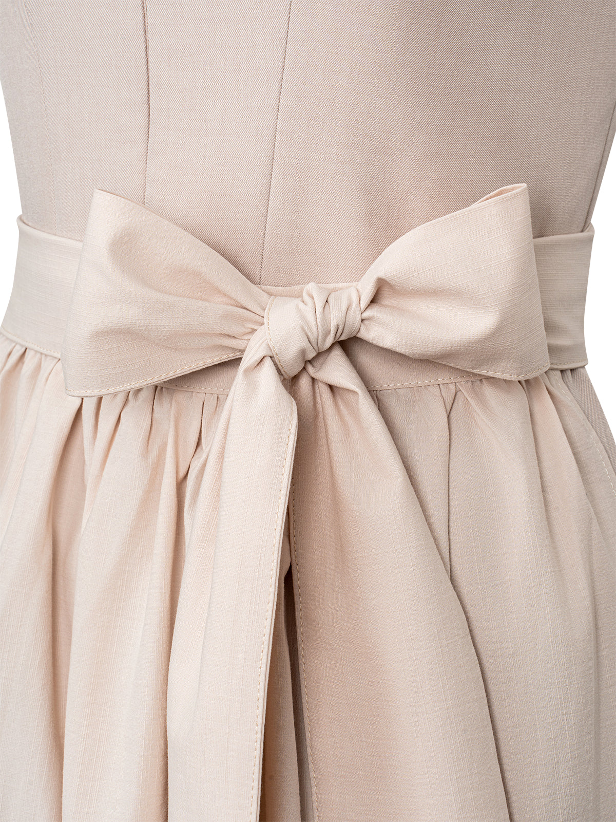 Dirndl Maribel im traditionellen Trachtenstil in Beige