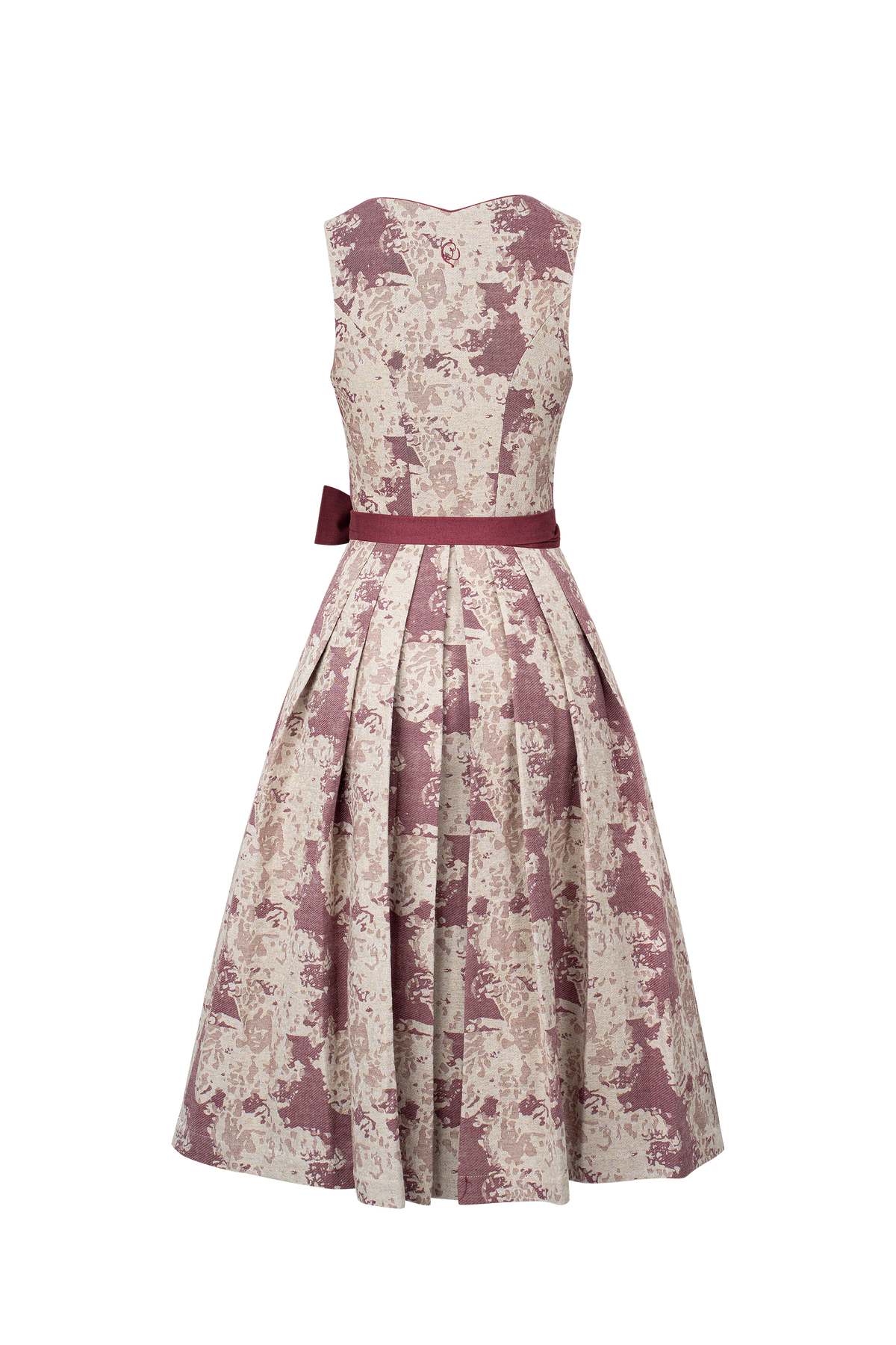 Dirndl Nellie im traditionellen Trachtenstil