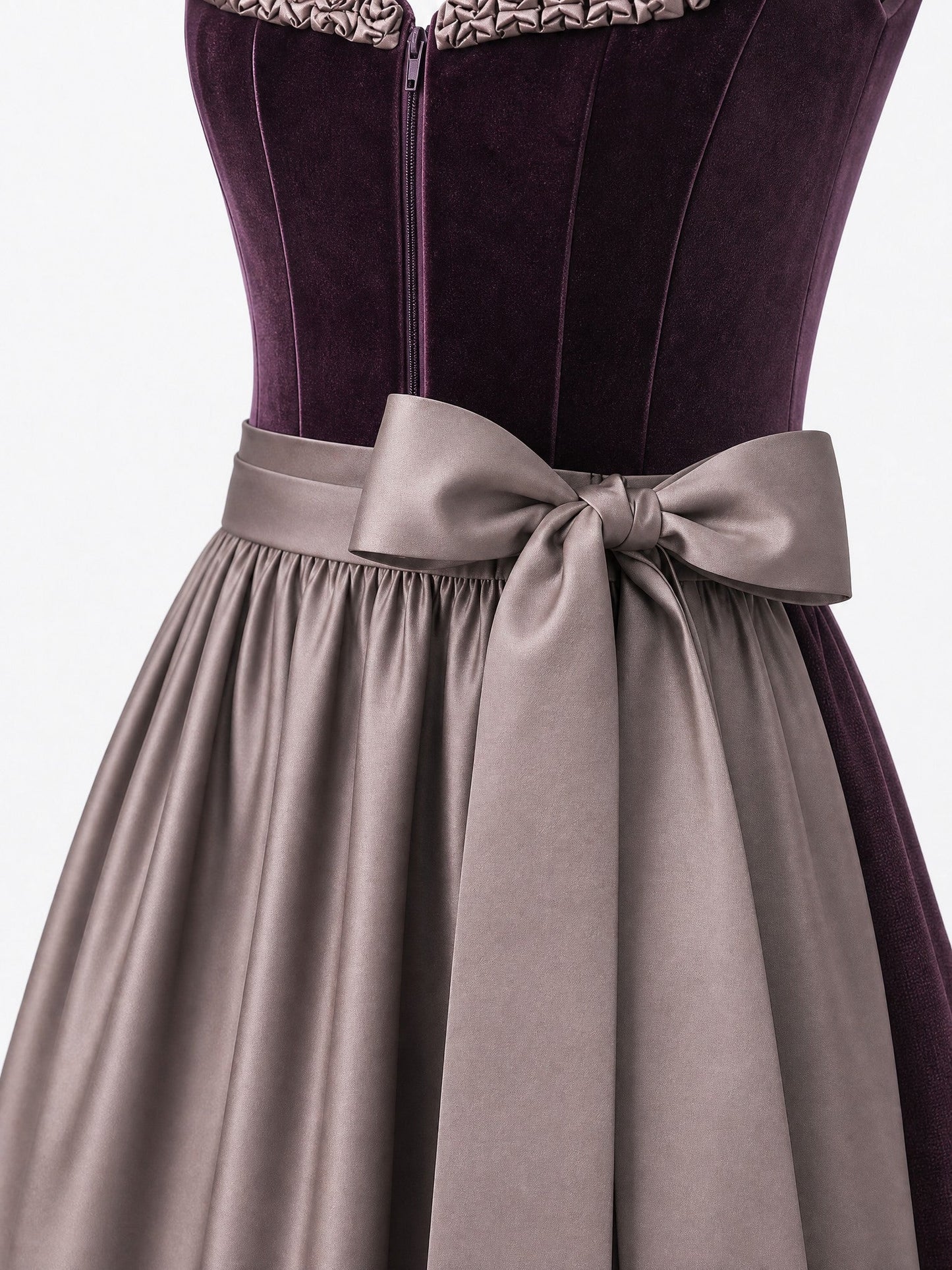 Dirndl Bea in Brombeere mit Taupe Schürze - Detailansicht Taille und Schleife
