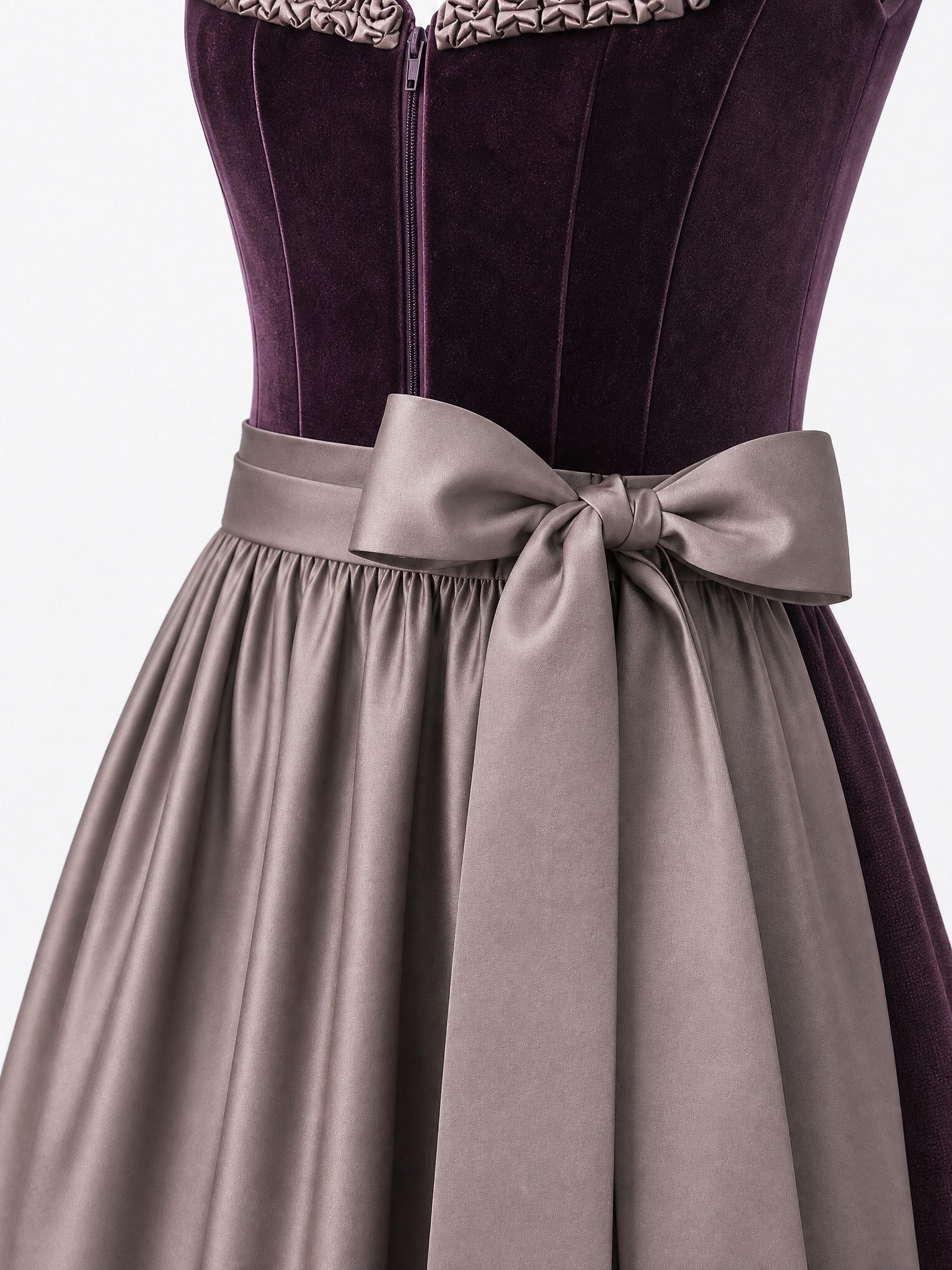 Dirndl Bea in Brombeere mit Taupe Schürze - Detailansicht Taille und Schleife