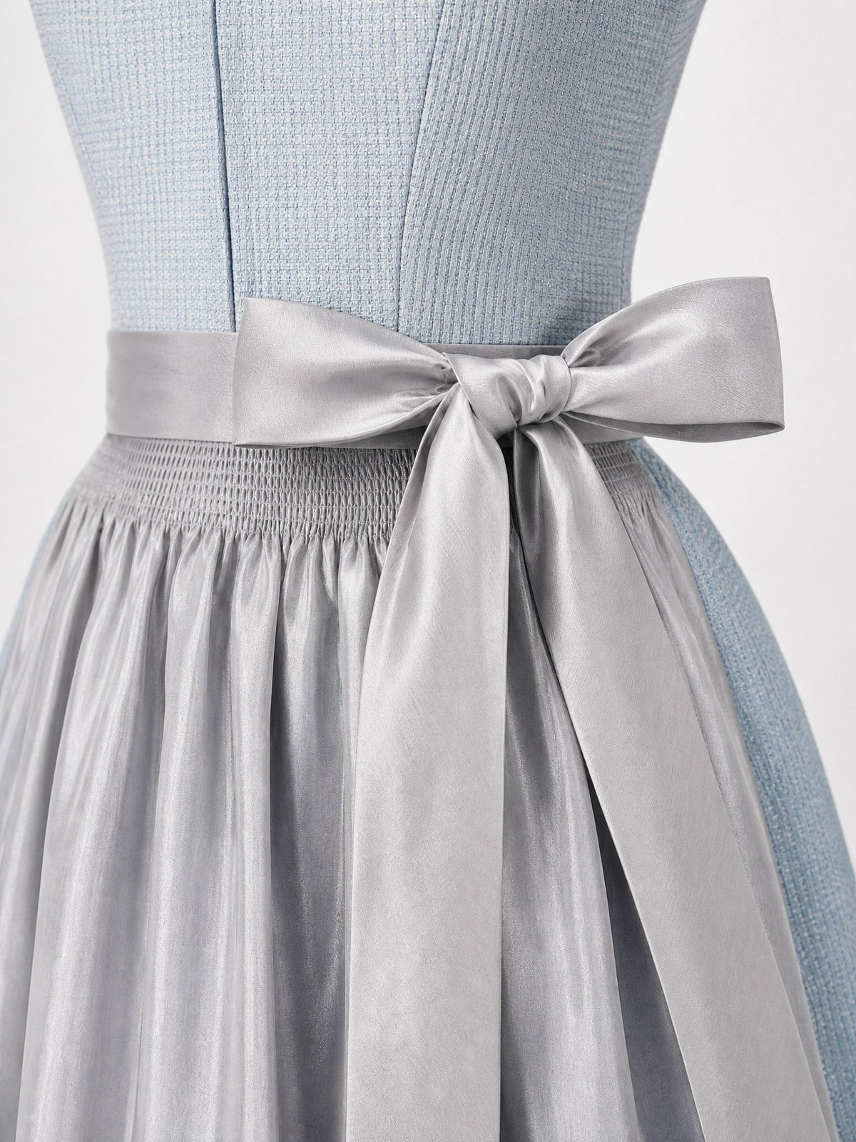 Dirndl Clara in Eisblau mit Perlgrau Schürze - Detailansicht Taille und Schleife