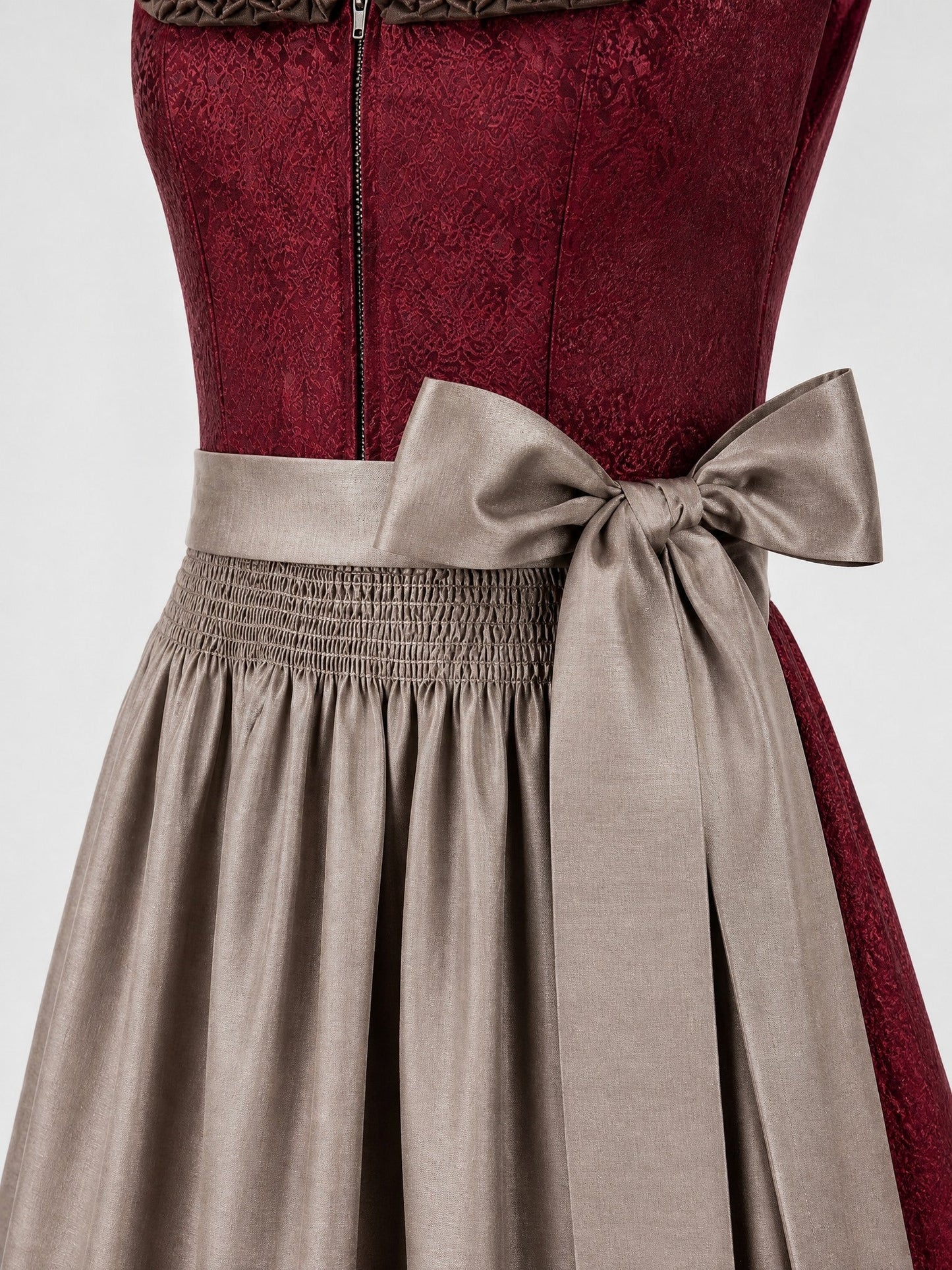 Dirndl Elisa in Weinrot mit Taupe Schürze - Detailansicht Taille und Schleife
