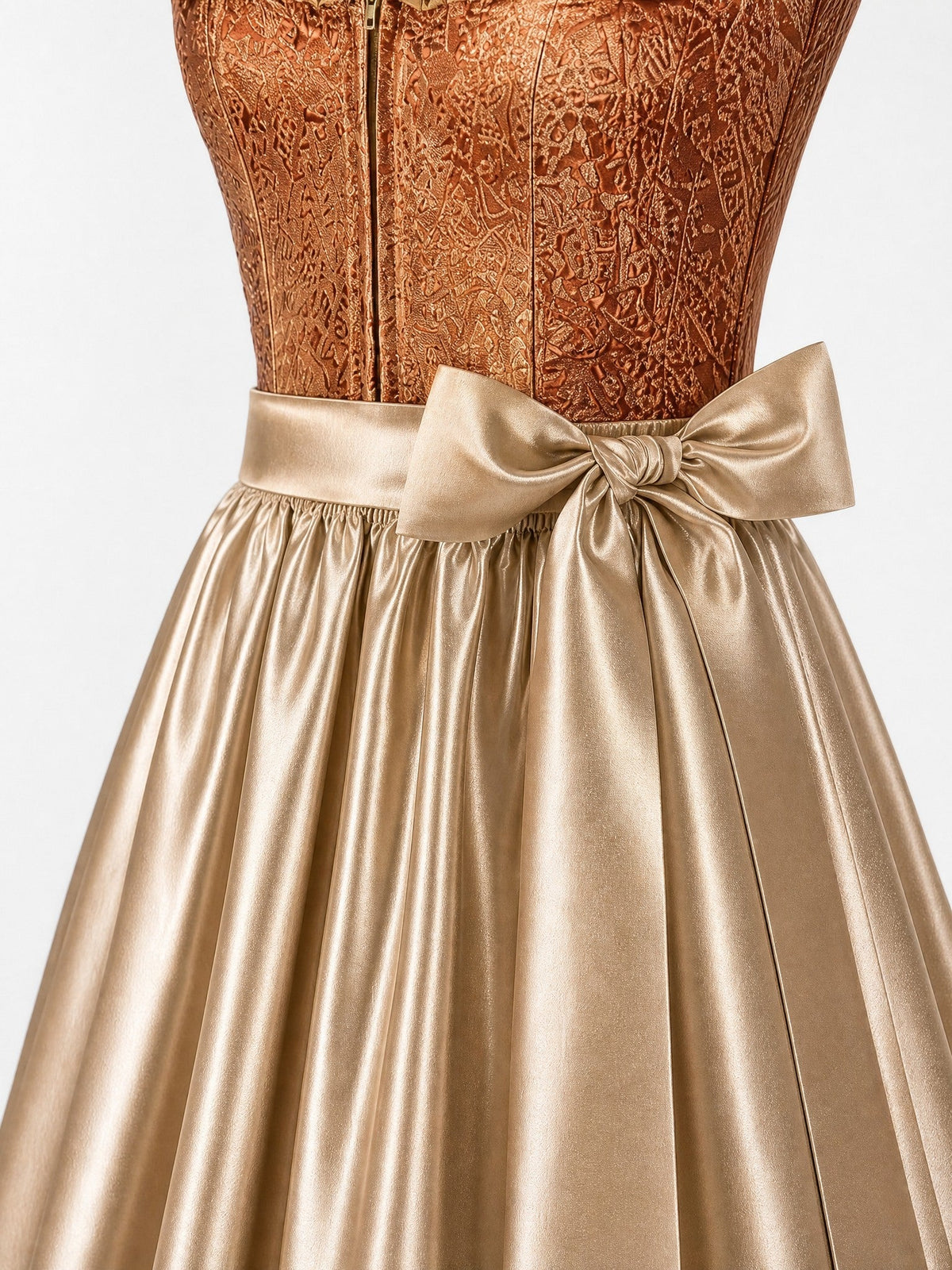 Dirndl Emma in Sienabraun mit Champagner Schürze - Detailansicht Taille und Schleife