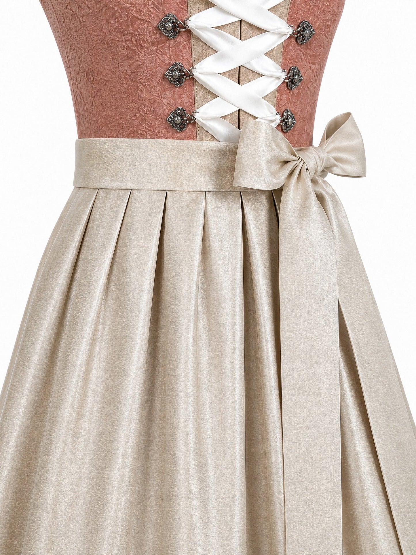 Dirndl Katharina in Terrakotta-Rosé mit Flachs Schürze - Detailansicht Taille und Schleife