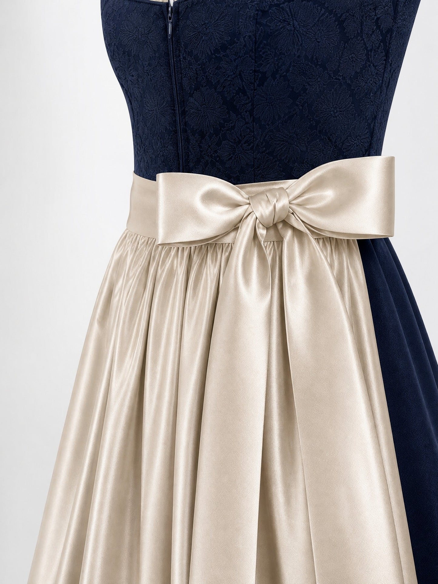 Dirndl Marie in Mitternachtsblau mit Champagner Schürze - Detailansicht Taille und Schleife
