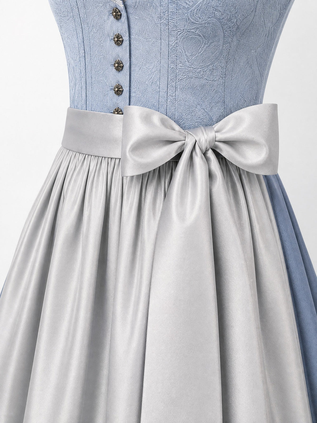 Dirndl Mina in Puderblau mit Silber Schürze - Detailansicht Taille und Schleife