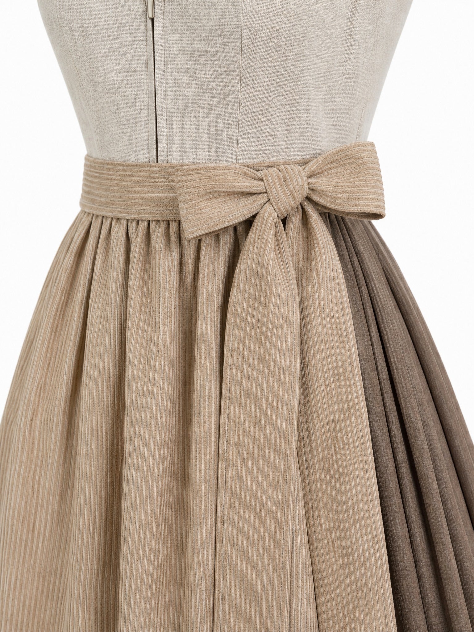 Dirndl Rosalie in Haferbeige mit Warmer Sand Schürze - Detailansicht Taille und Schleife