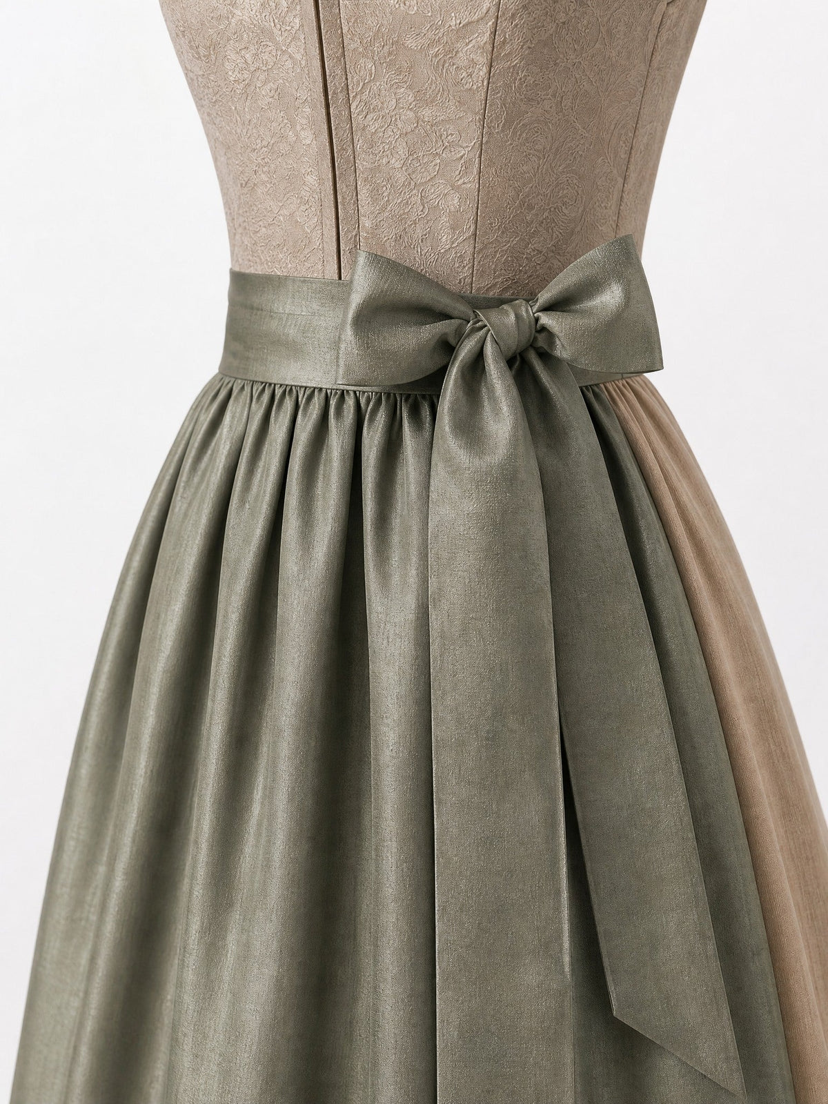 Dirndl Ella in Tonbeige mit Eukalyptusgrün Schürze - Detailansicht Taille und Schleife