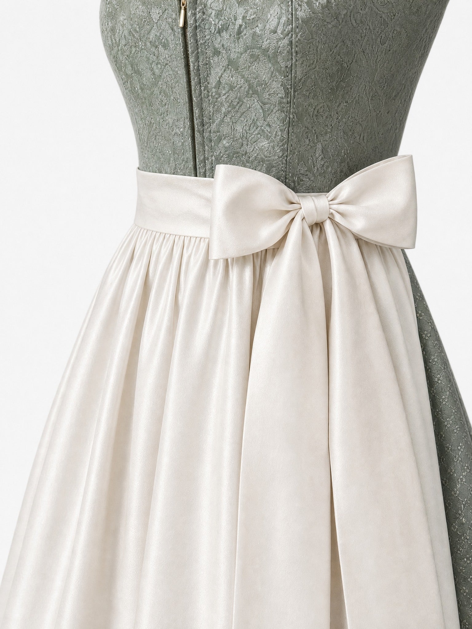 Dirndl Franziska in Mineralgrün mit Elfenbein Schürze - Detailansicht Taille und Schleife