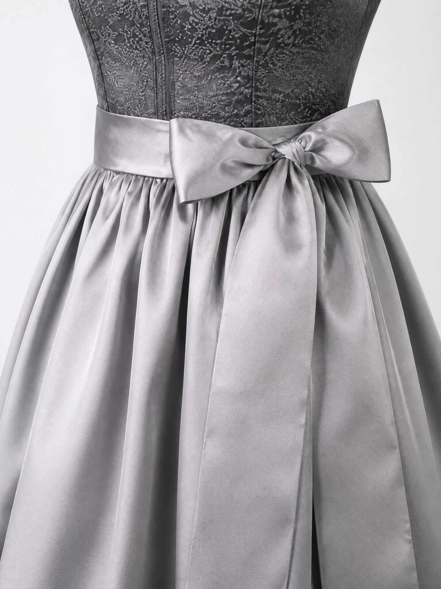 Dirndl Helena in Graphit mit Perlgrau Schürze - Detailansicht Taille und Schleife