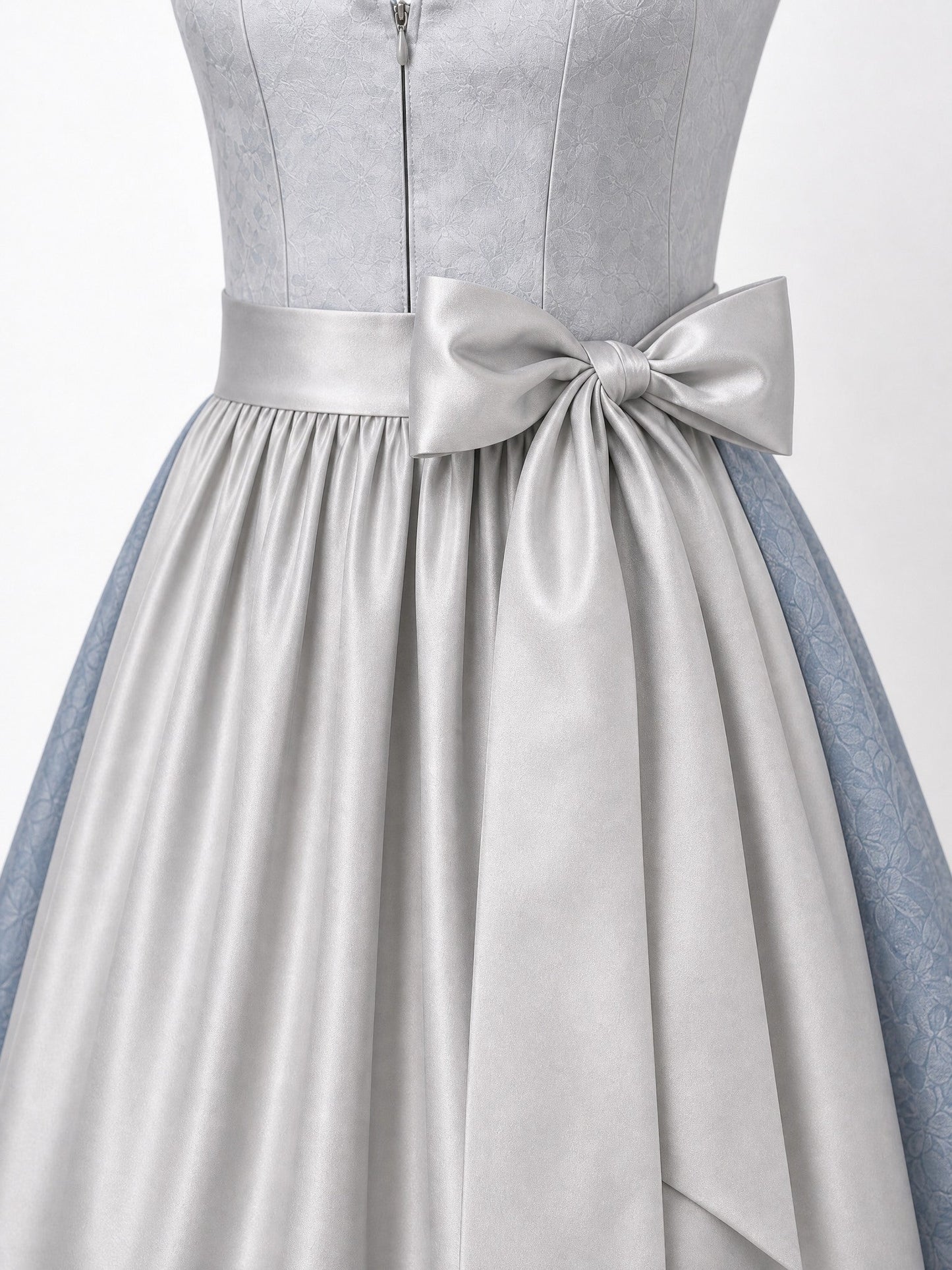 Dirndl Marie in Silberblau mit Perlgrau Schürze - Detailansicht Taille und Schleife