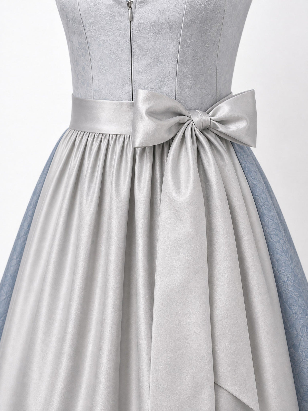 Dirndl Marie in Silberblau mit Perlgrau Schürze - Detailansicht Taille und Schleife