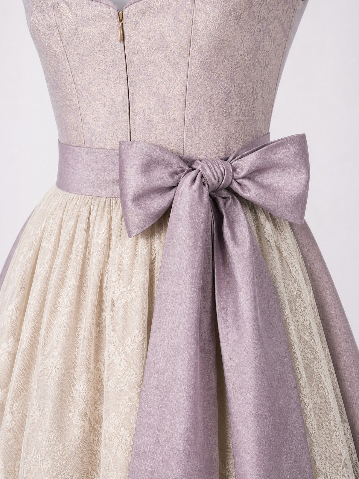 Dirndl Mila in Alt-Lavendel mit Elfenbein Schürze - Detailansicht Taille und Schleife