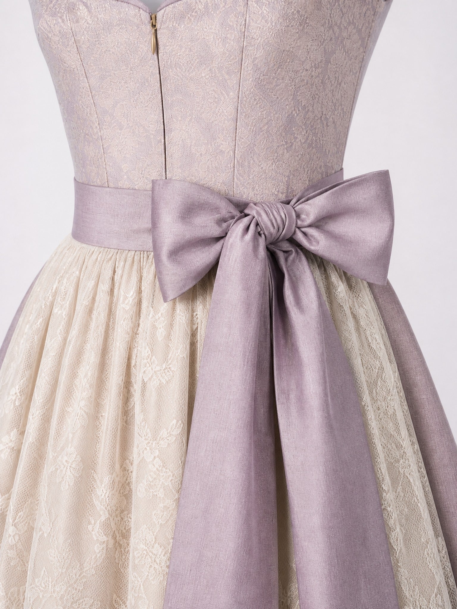 Dirndl Mila in Alt-Lavendel mit Elfenbein Schürze - Detailansicht Taille und Schleife