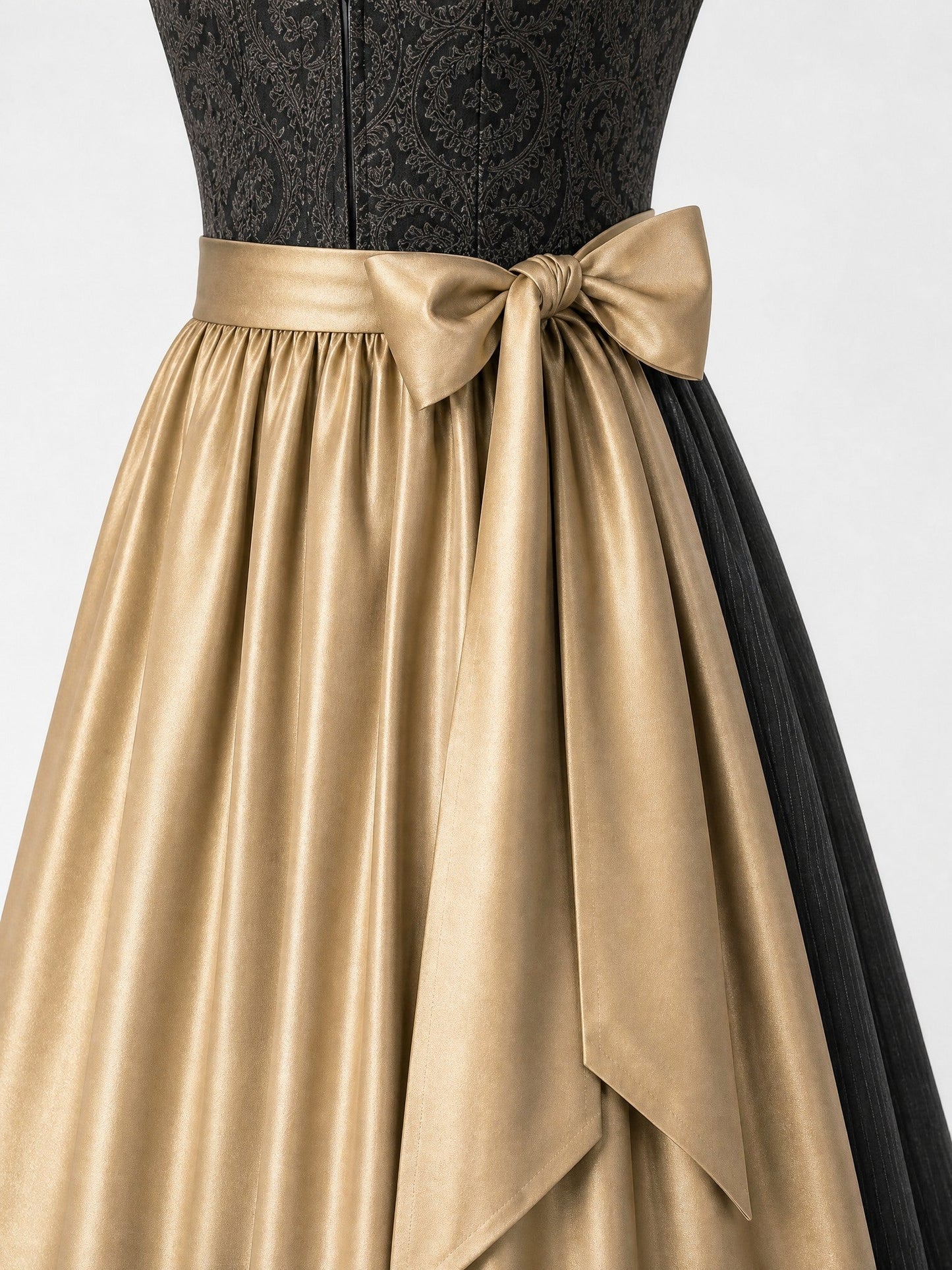 Dirndl Nora in Anthrazit mit Antikgold Schürze - Detailansicht Taille und Schleife