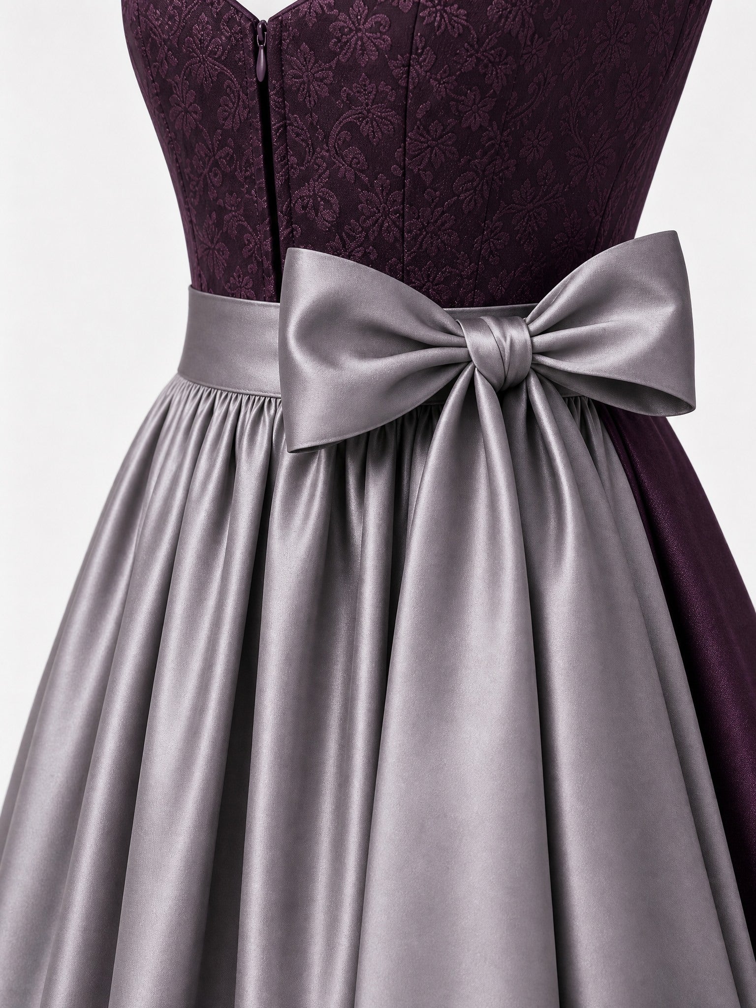 Dirndl Rica in Aubergine mit Perlgrau Schürze - Detailansicht Taille und Schleife