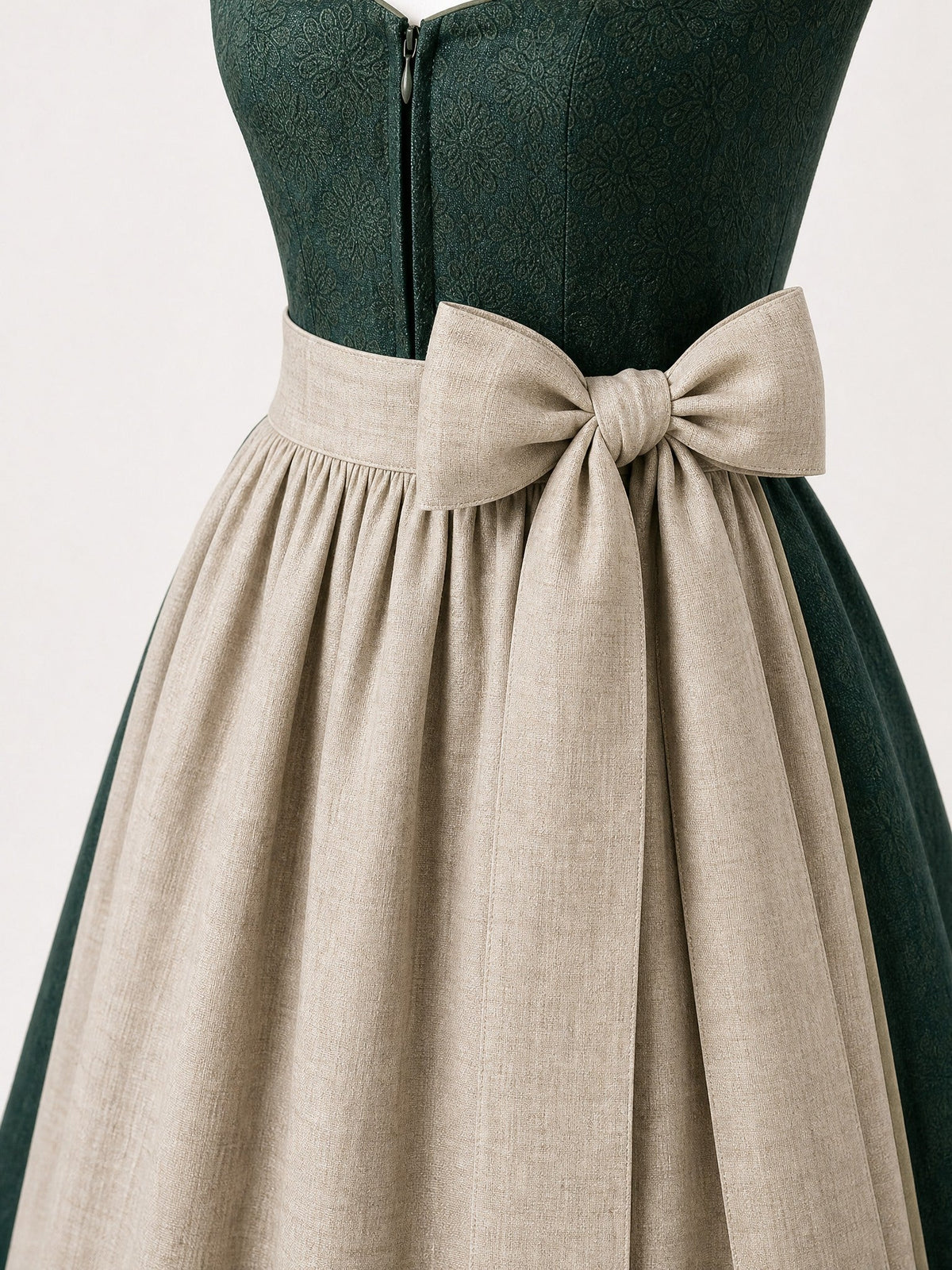 Dirndl Rieke in Waldgrün mit Haferbeige Schürze - Detailansicht Taille und Schleife