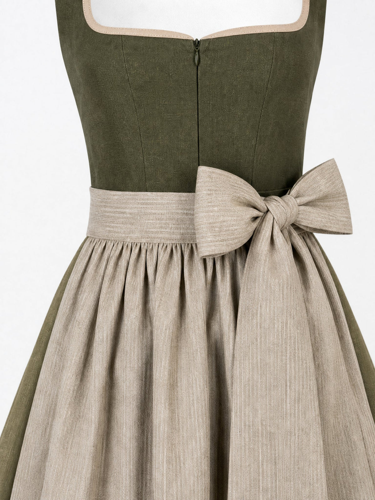 Dirndl Ronja in Dunkeloliv mit Flachs Schürze - Detailansicht Taille und Schleife