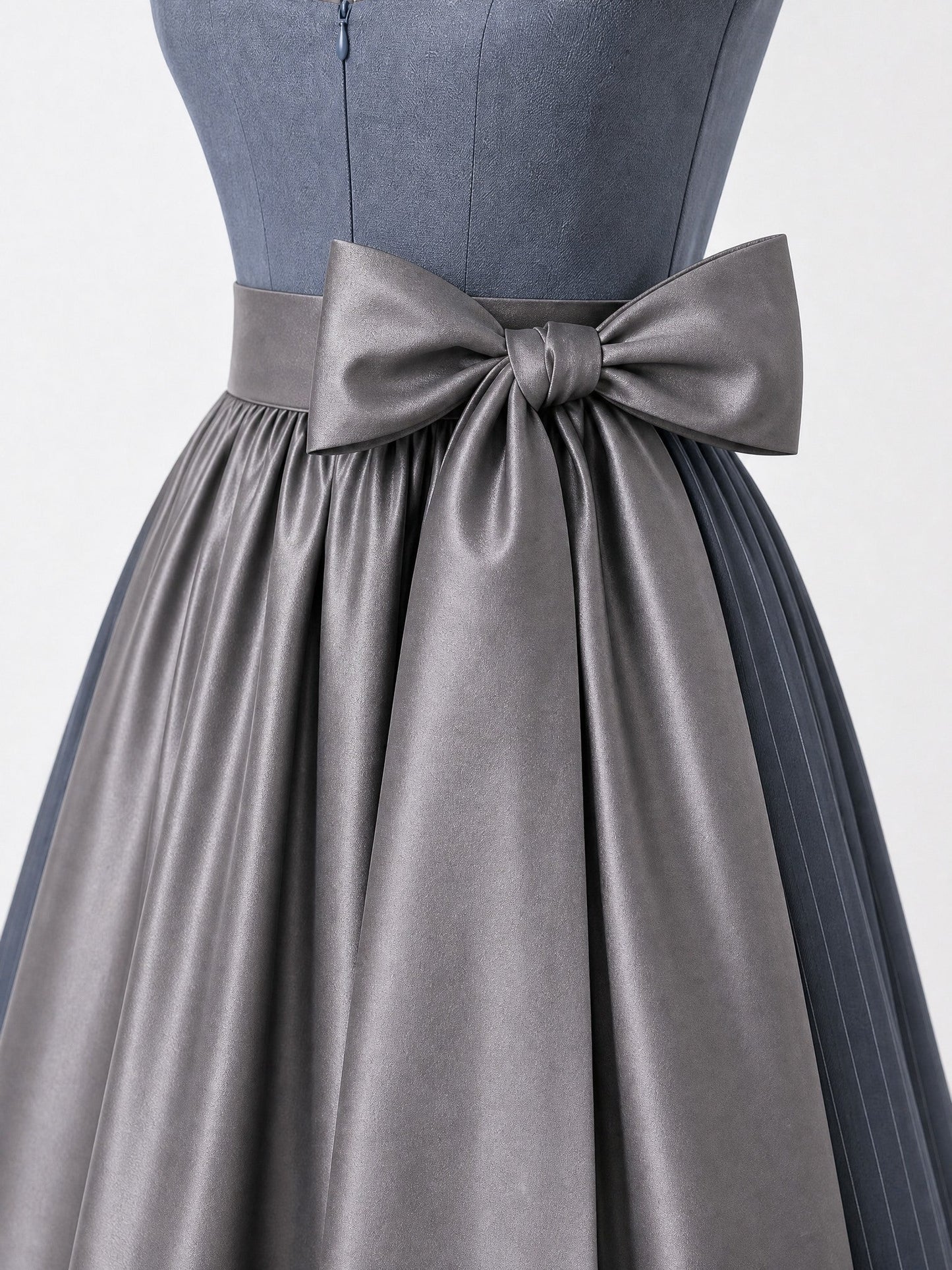 Dirndl Stella in Stahlblau mit Sturmgrau Schürze - Detailansicht Taille und Schleife
