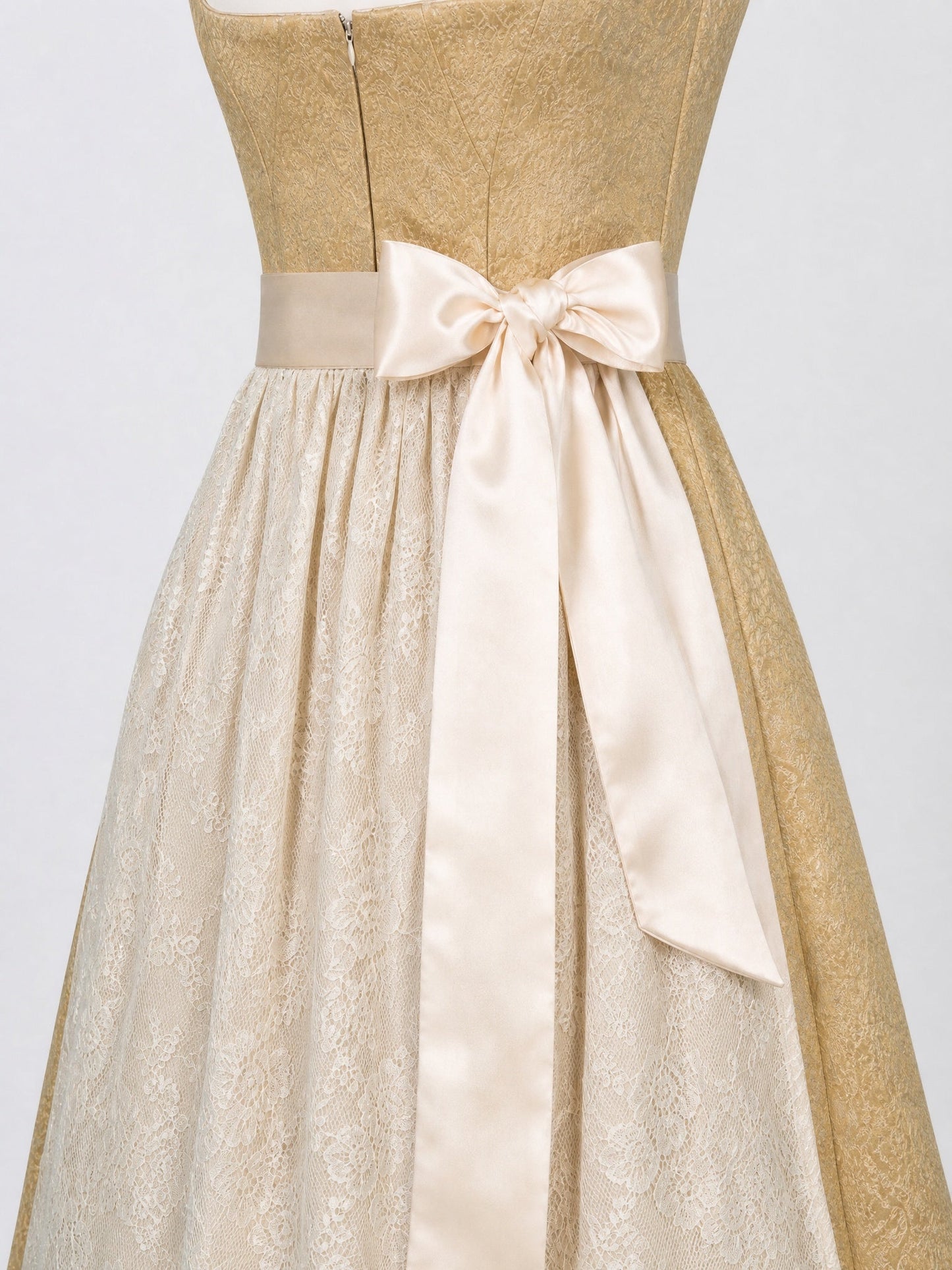 Dirndl Yara in Weizengold mit Elfenbein Schürze - Detailansicht Taille und Schleife
