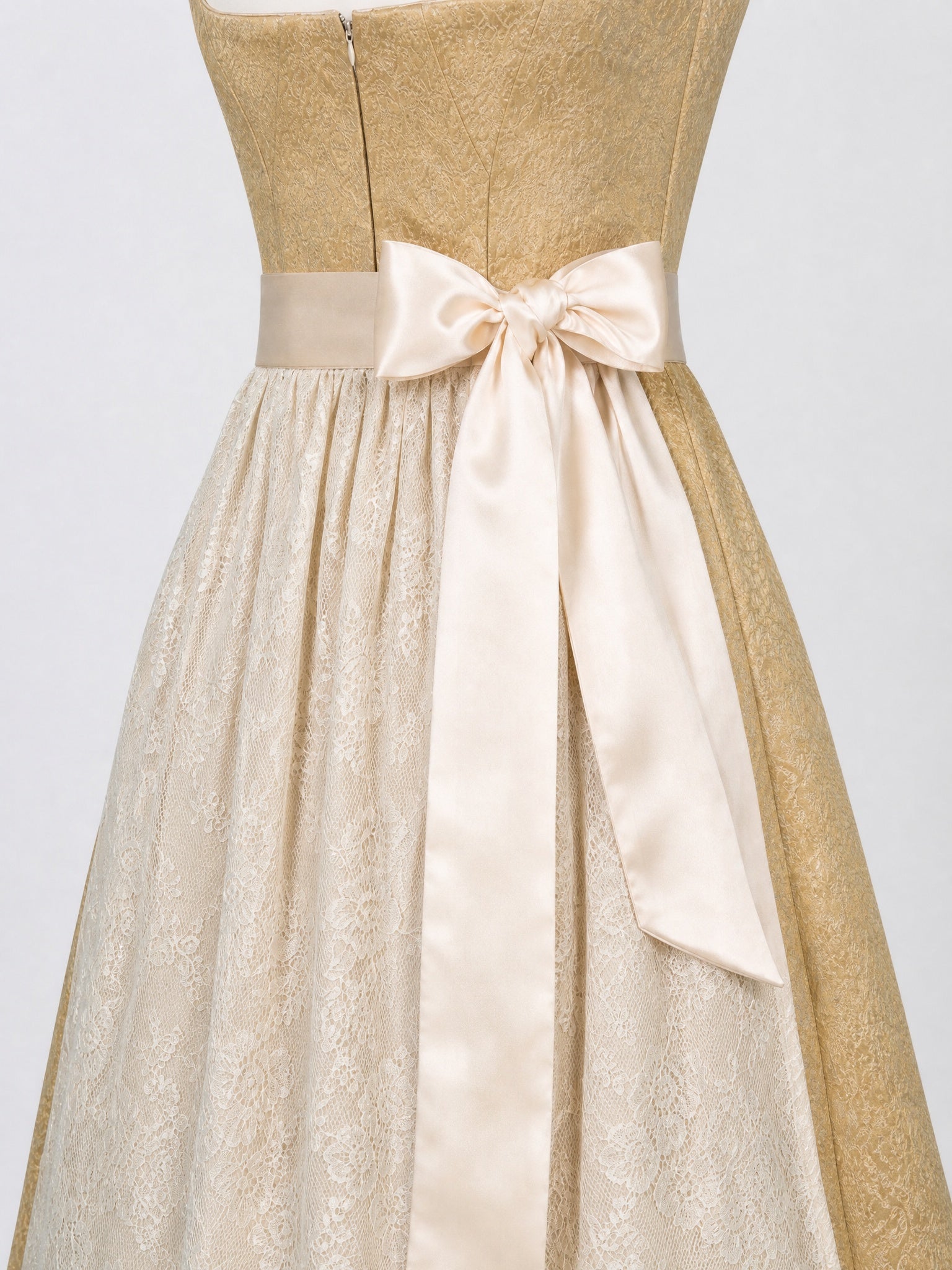 Dirndl Yara in Weizengold mit Elfenbein Schürze - Detailansicht Taille und Schleife