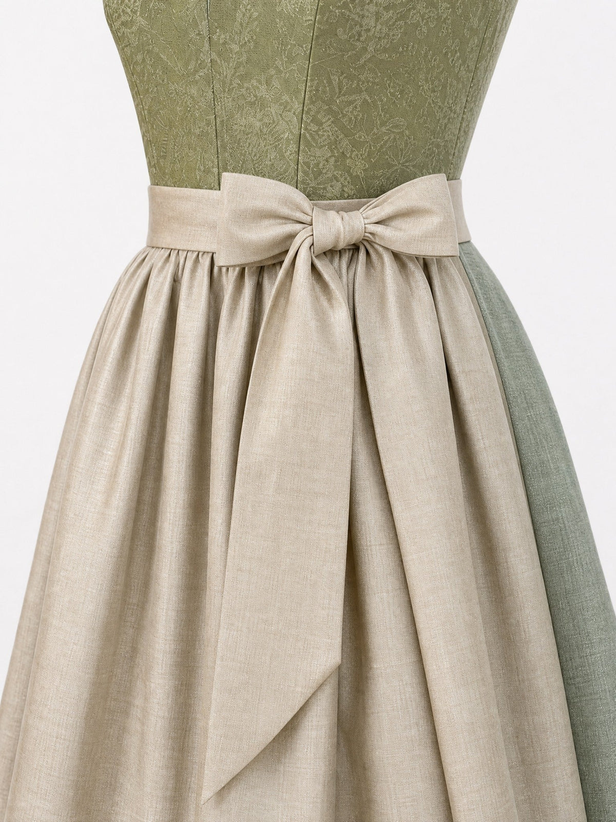 Dirndl Elena in Moosgrün mit Warmer Sand Schürze - Detailansicht Taille und Schleife