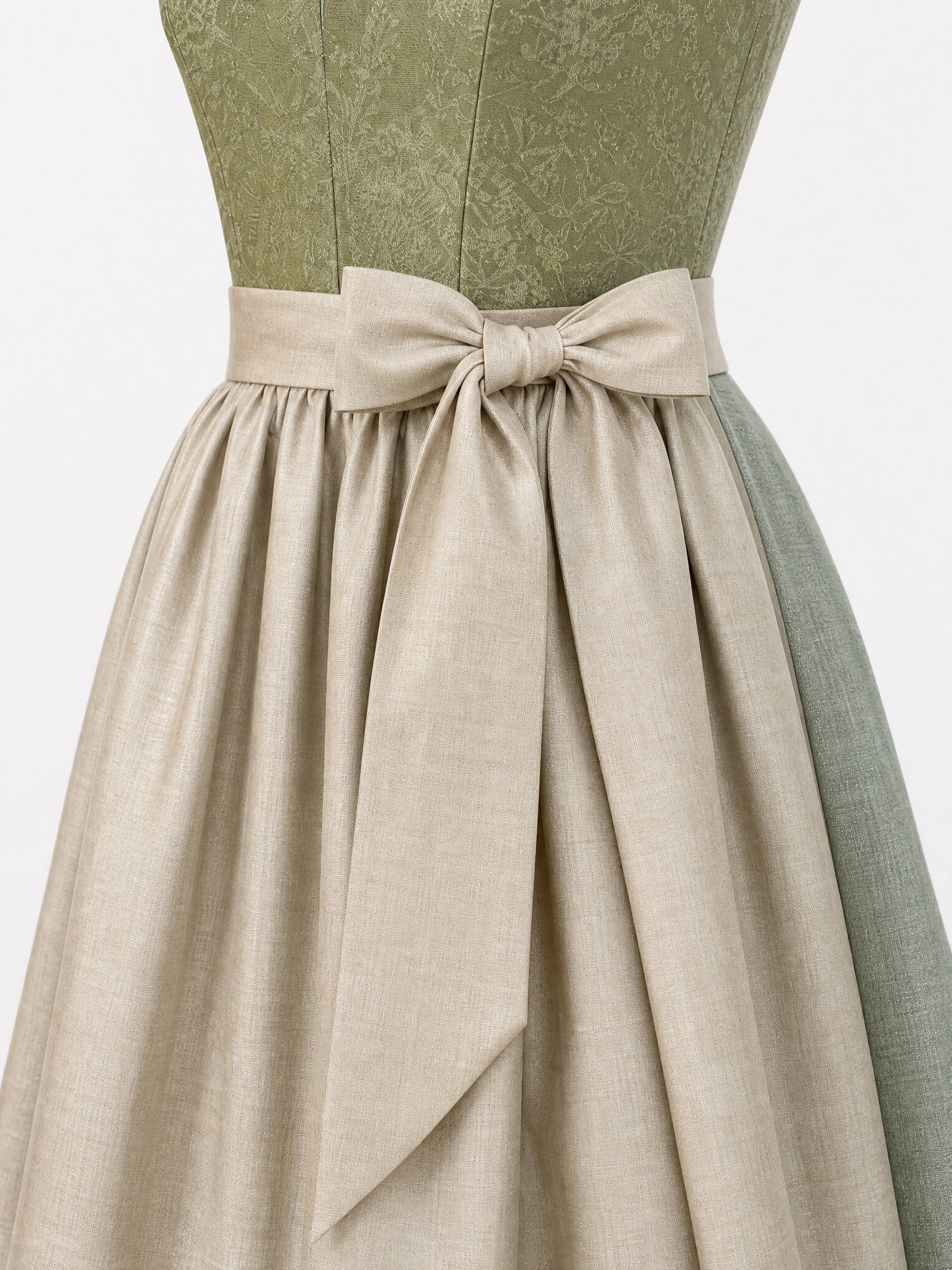 Dirndl Elena in Moosgrün mit Warmer Sand Schürze - Detailansicht Taille und Schleife