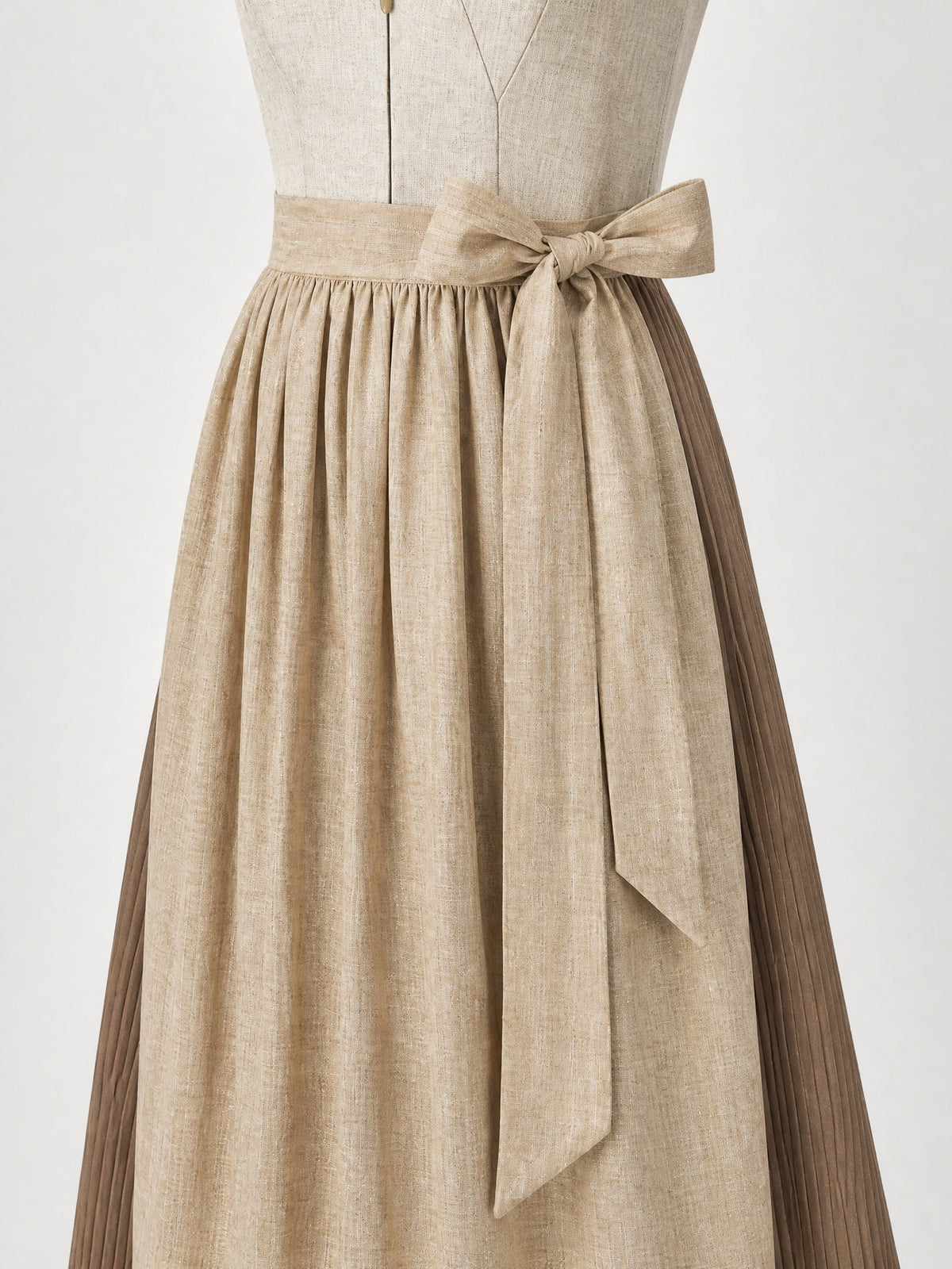 Dirndl Greta in Haferbeige mit Warmer Sand Schürze - Detailansicht Taille und Schleife