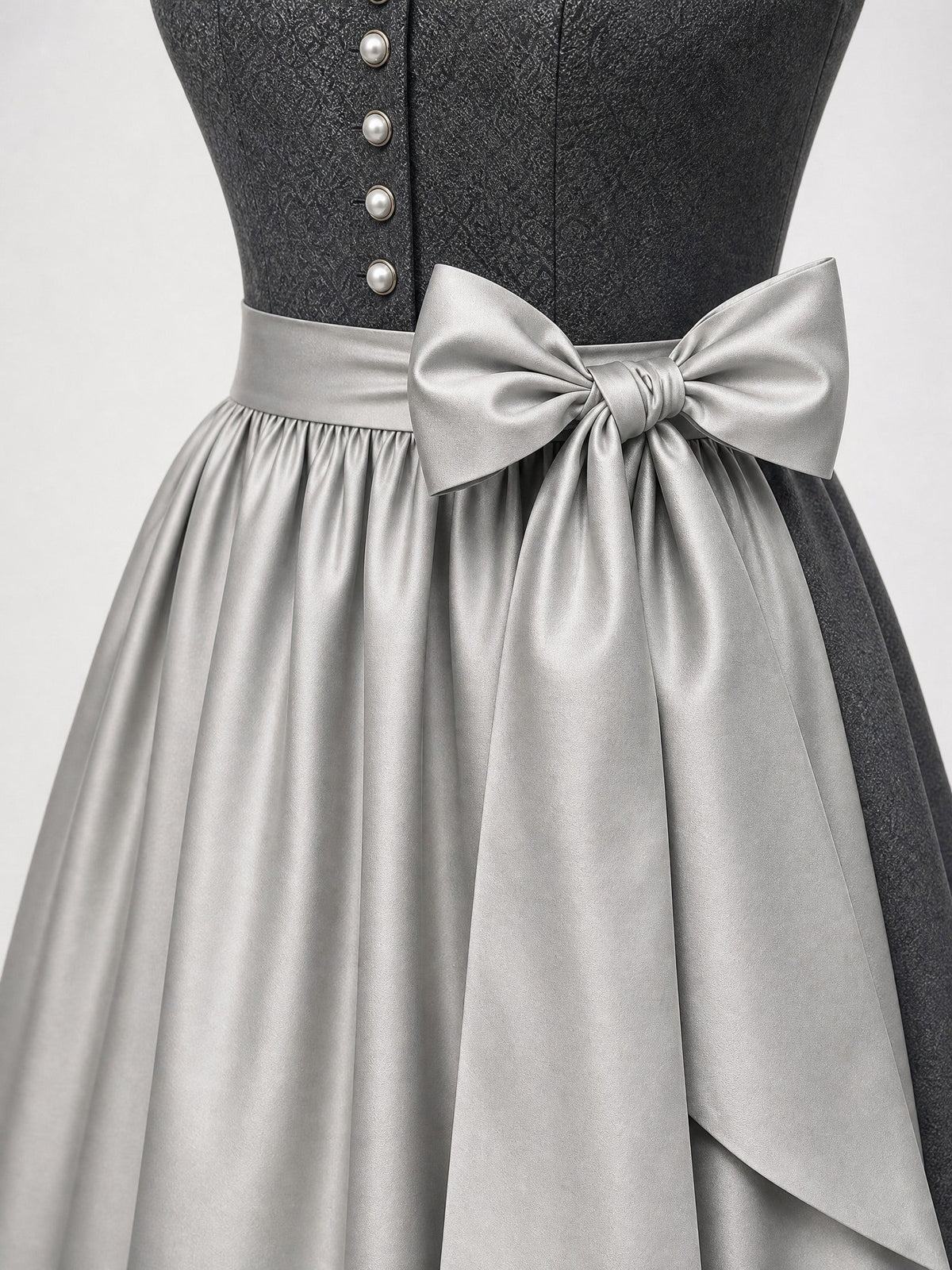 Dirndl Katharina in Graphit mit Perlgrau Schürze - Detailansicht Taille und Schleife